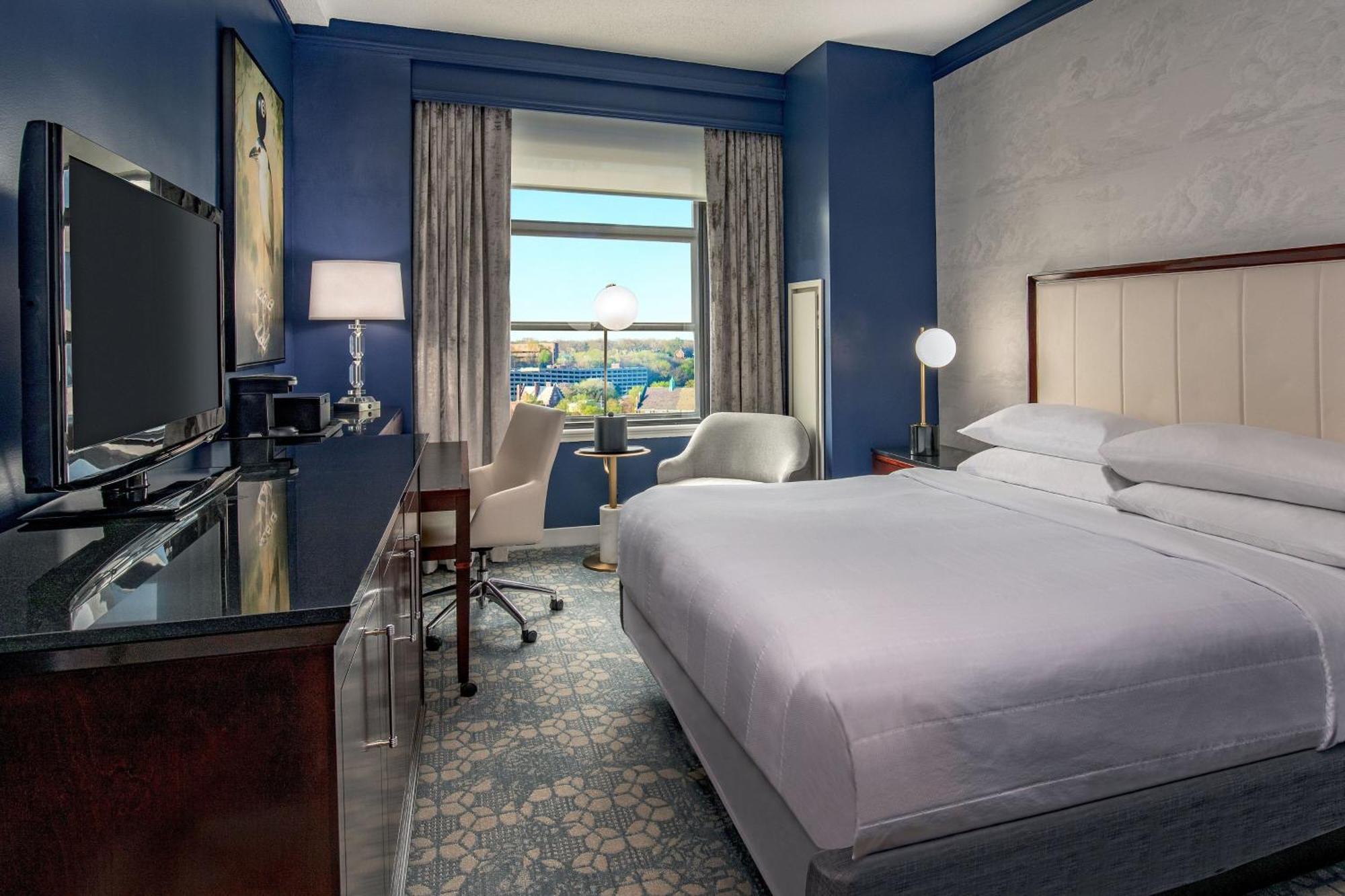 Concierge Level Guest Room with King Bed,1618286025:JPEG