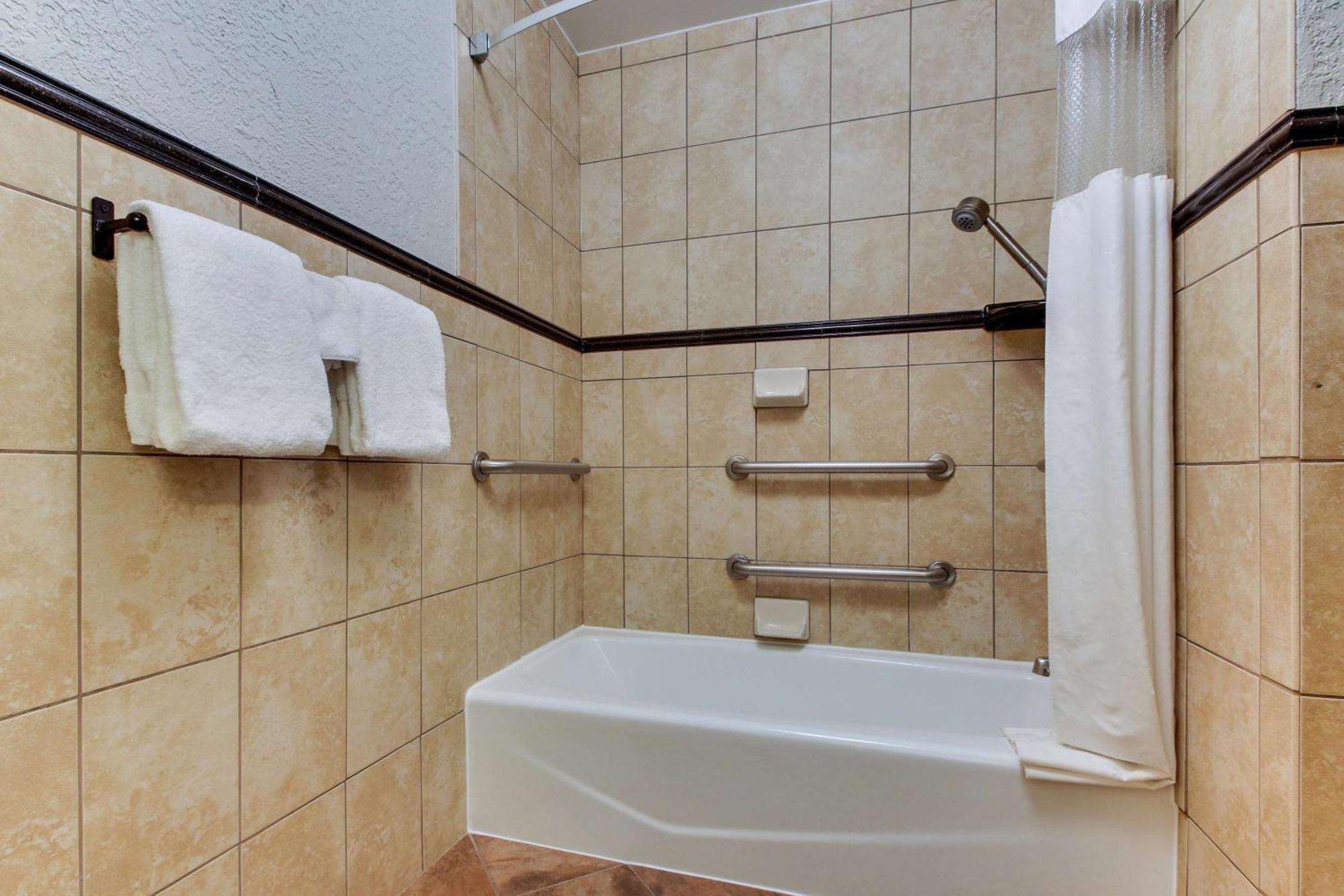 Deluxe King Room - Accessible, Tub