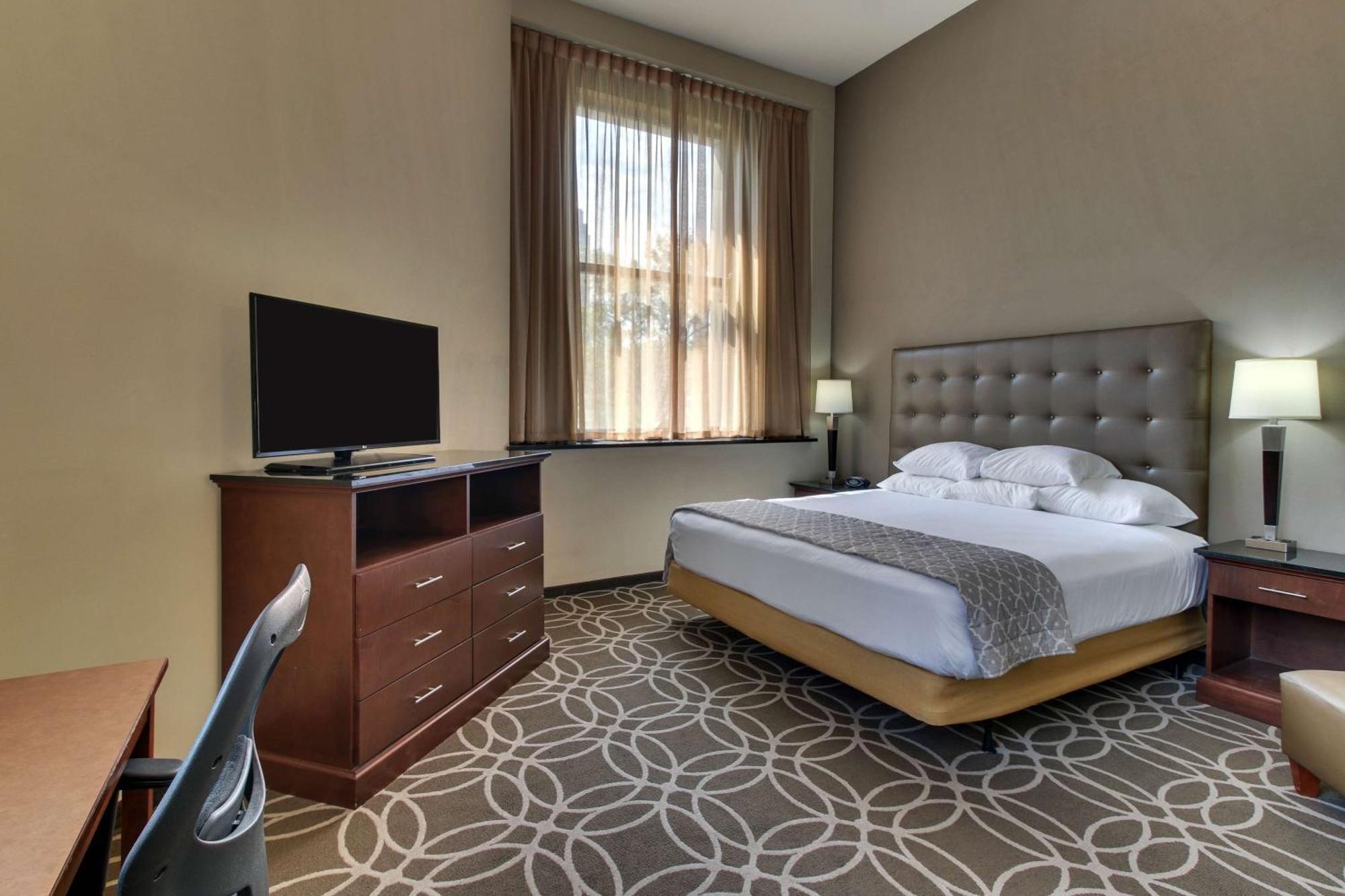 Deluxe King Suite,1619192470:JPEG