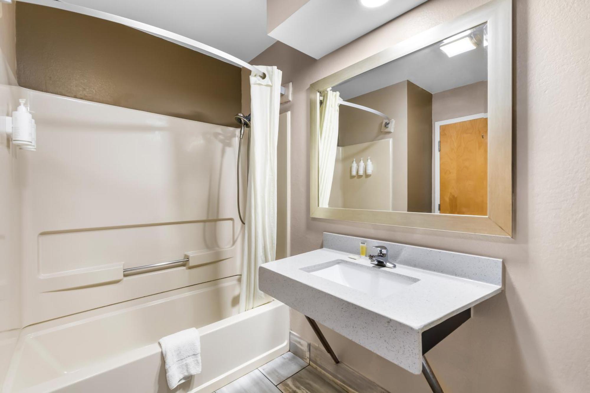 Mobility Accessible King Room with Bathtub - Smoking