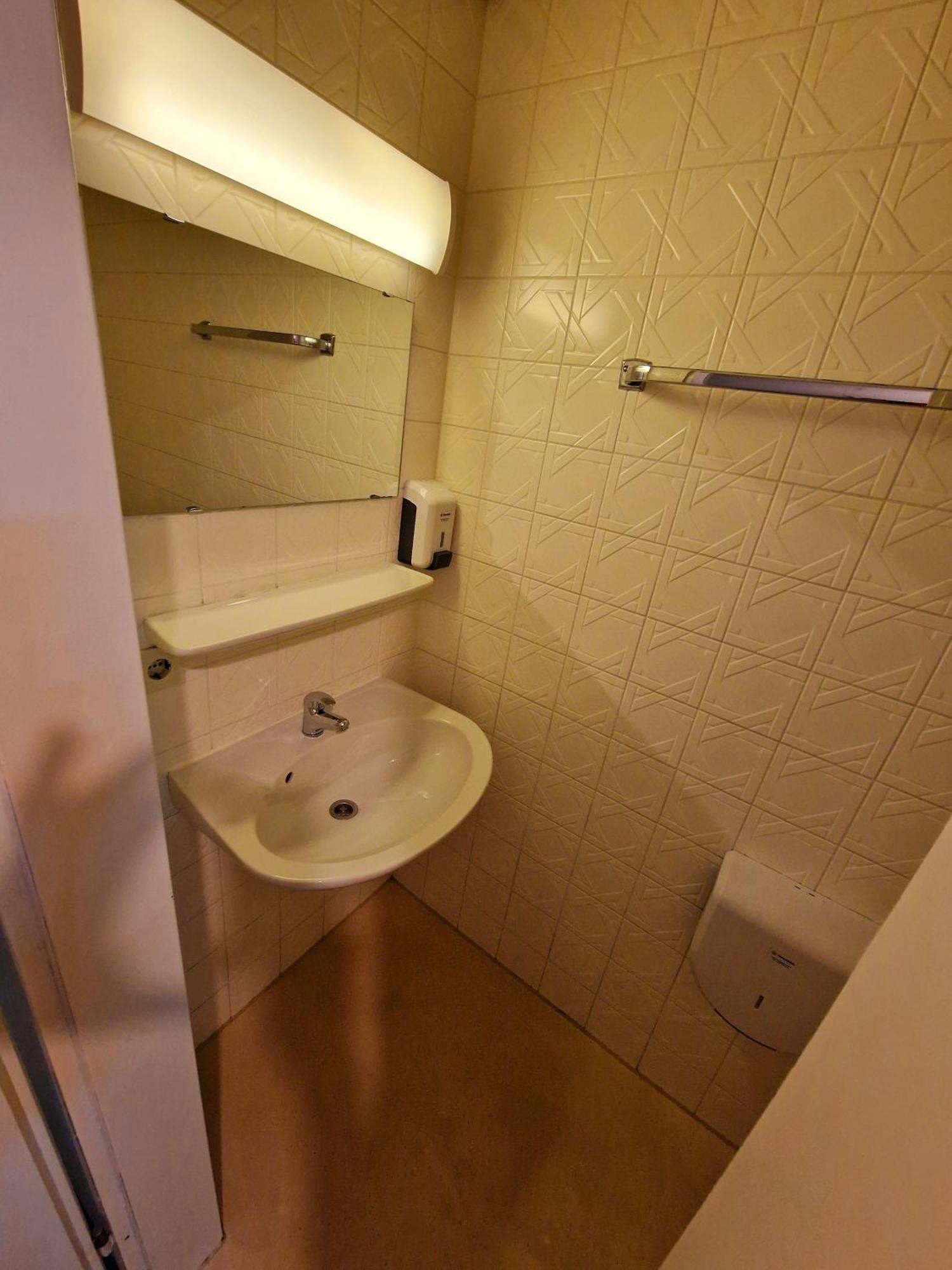Tweepersoonskamer met een Eigen Externe Badkamer