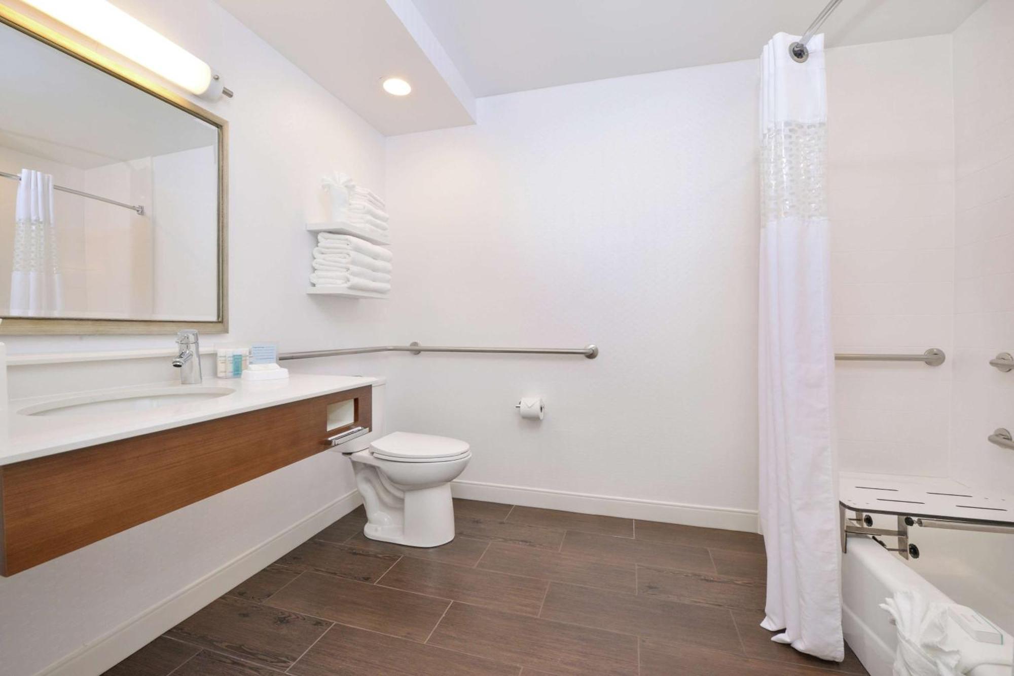 King Room with Accessible Tub - Mobility and Hearing Access/Non-Smoking