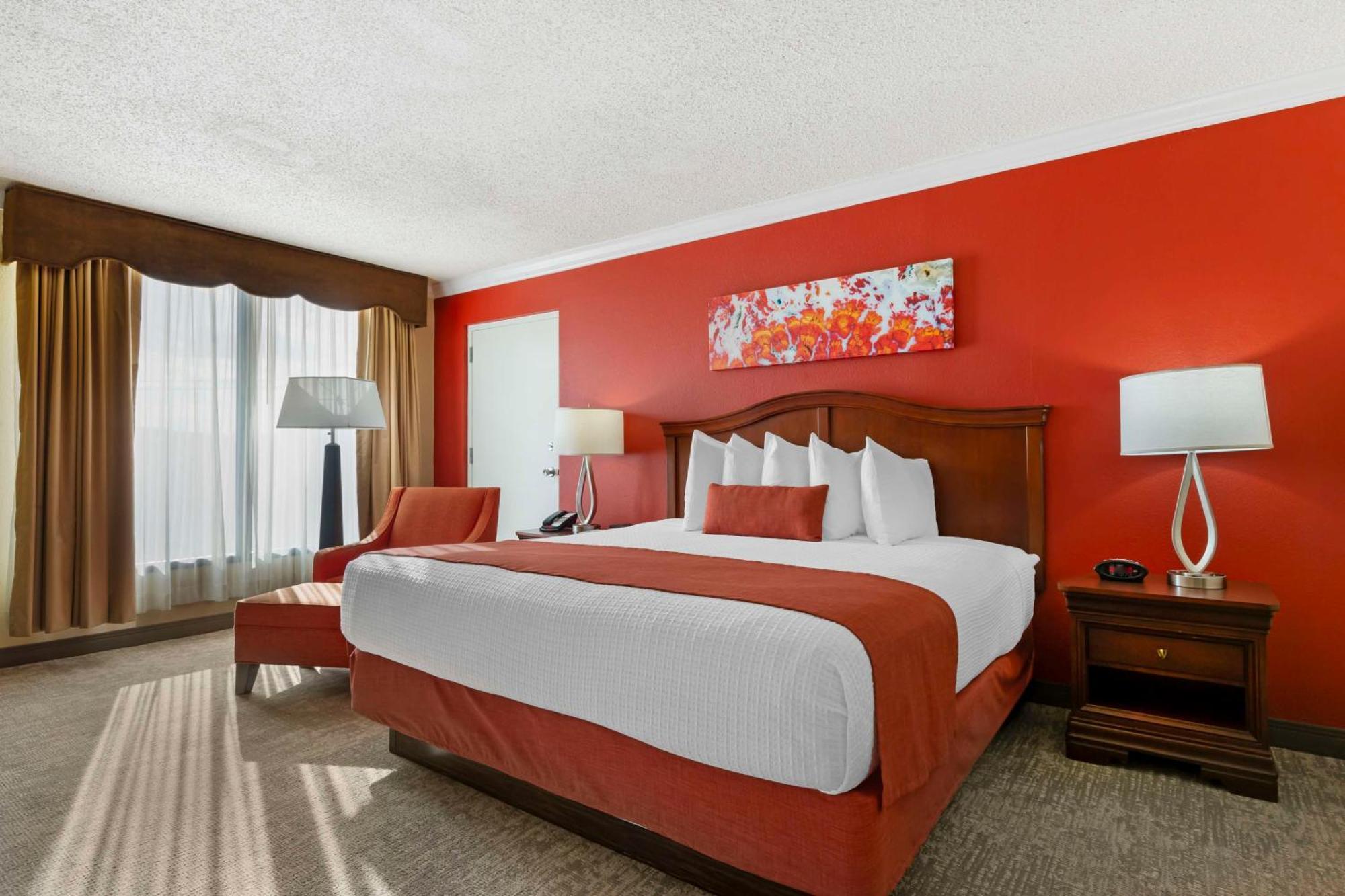 King Suite with Walk-In Shower and Sofa Bed - Disability/Non-Smoking