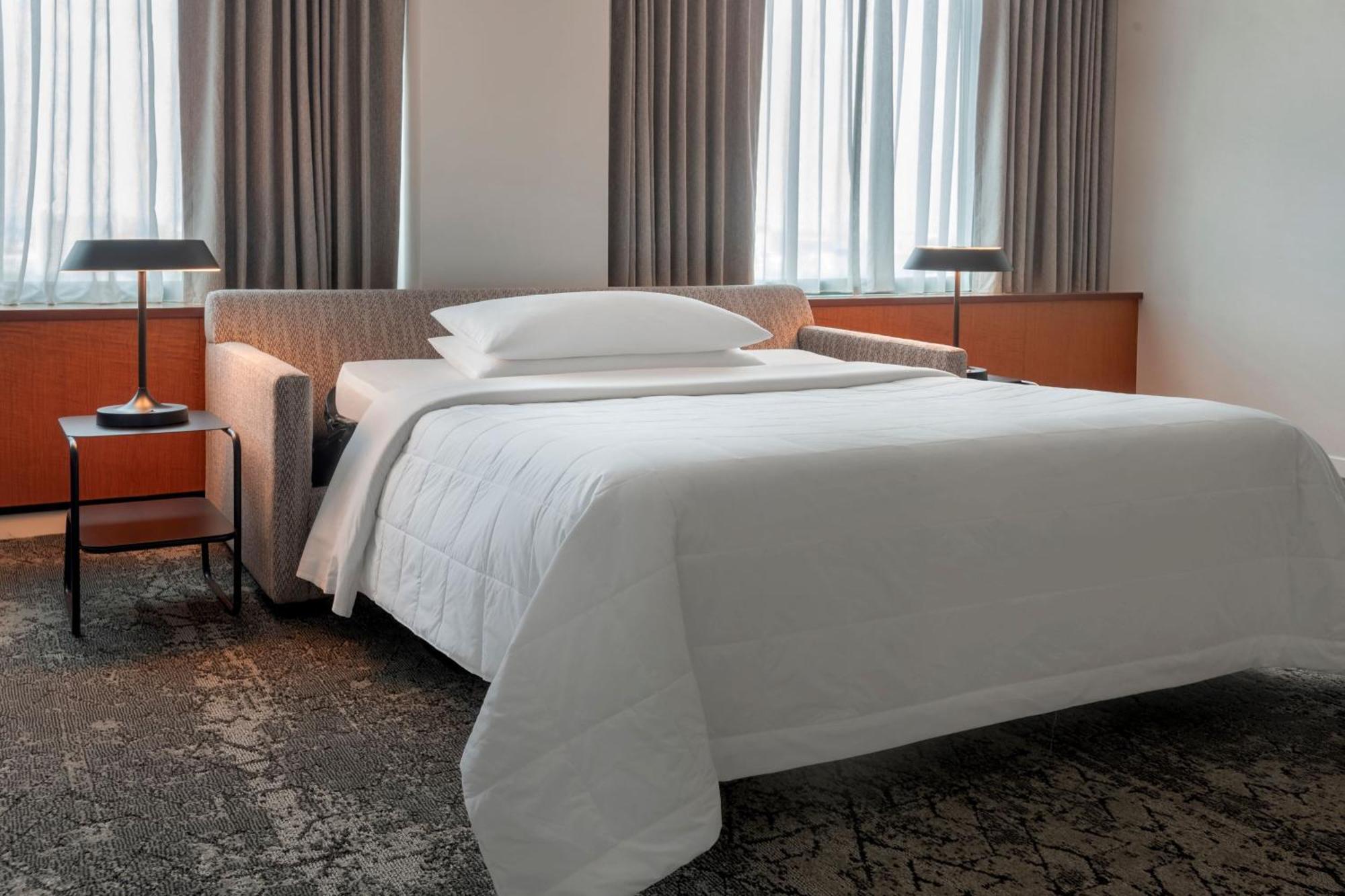 High Floor Exec Suite Riverview, High Floor, 1 King, Sofa bed
