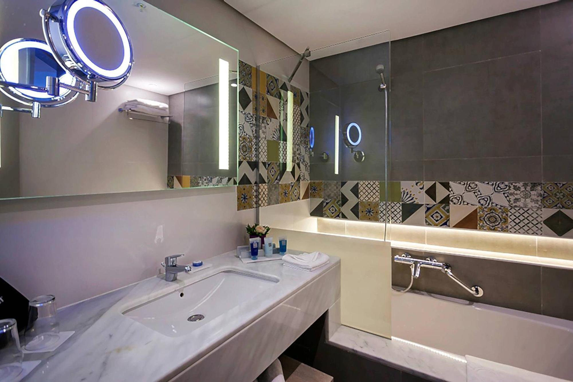 Zimmer mit 1 Kingsize-Bett, Stadtblick und Balkon