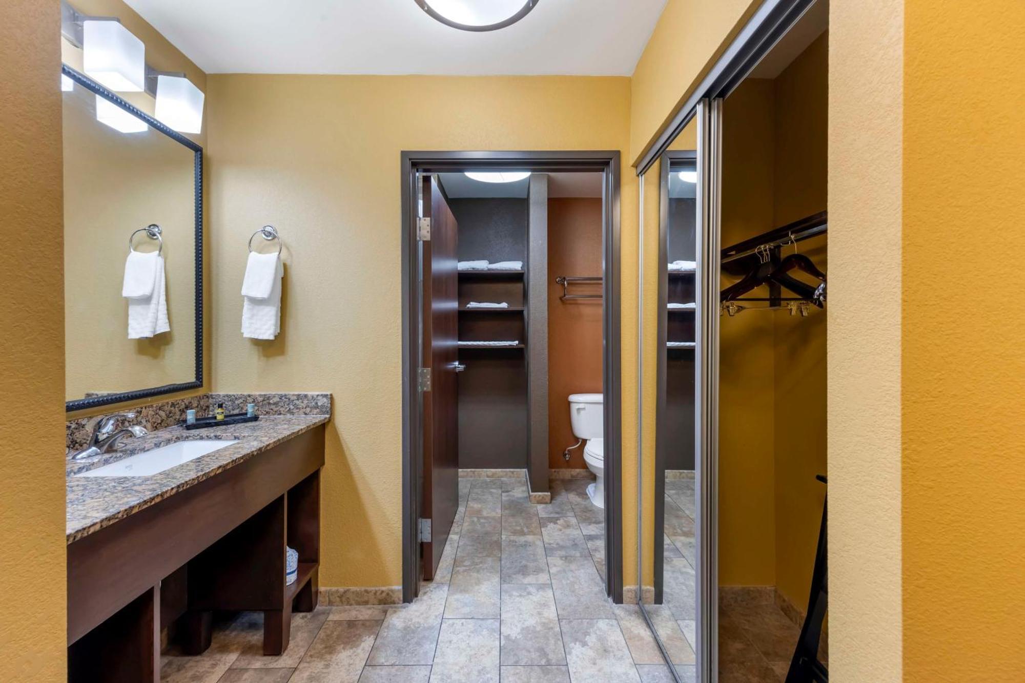 King Room with Shower - Non-Smoking