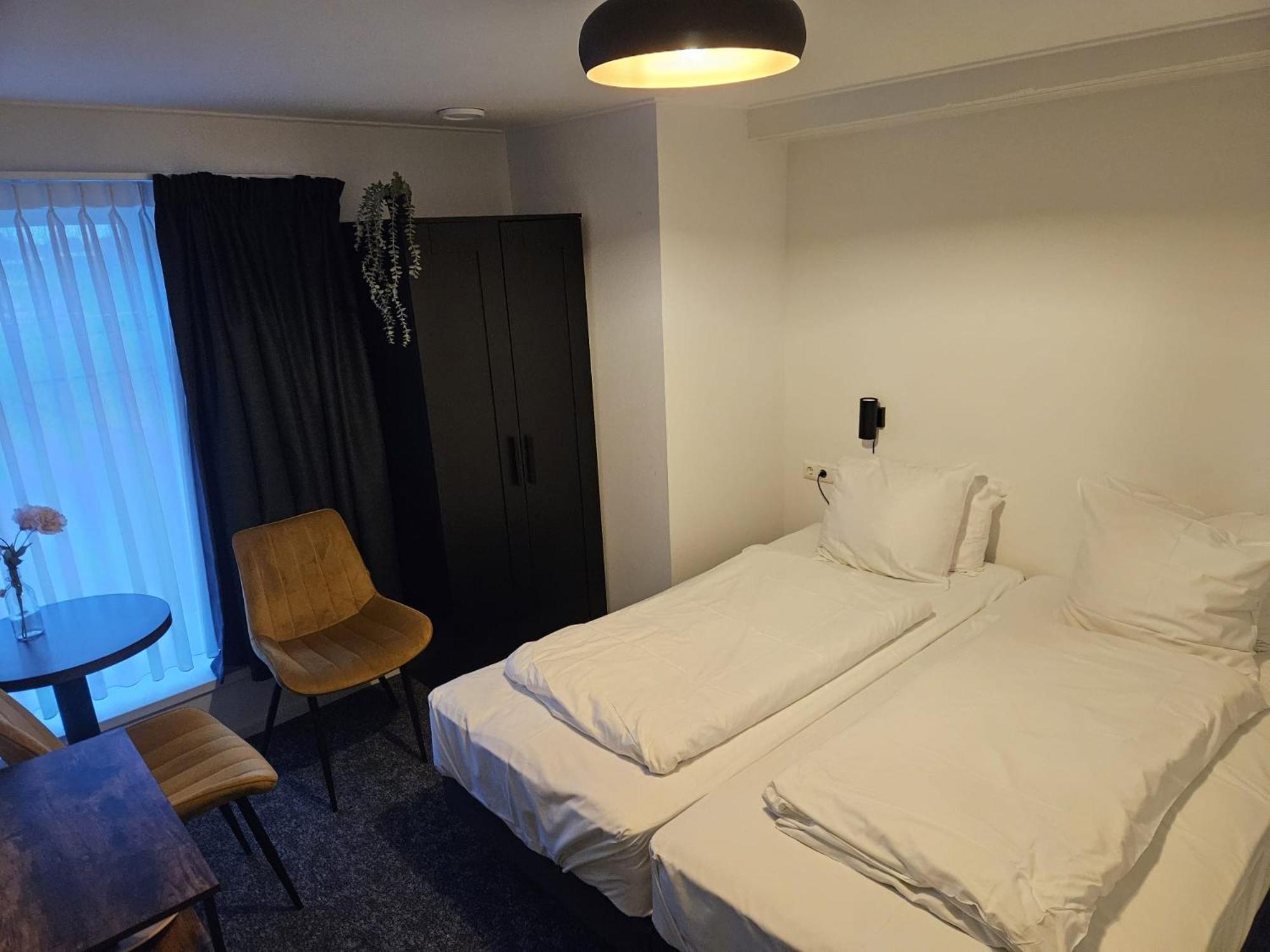 Tweepersoonskamer met 2 Aparte Bedden en Bad
