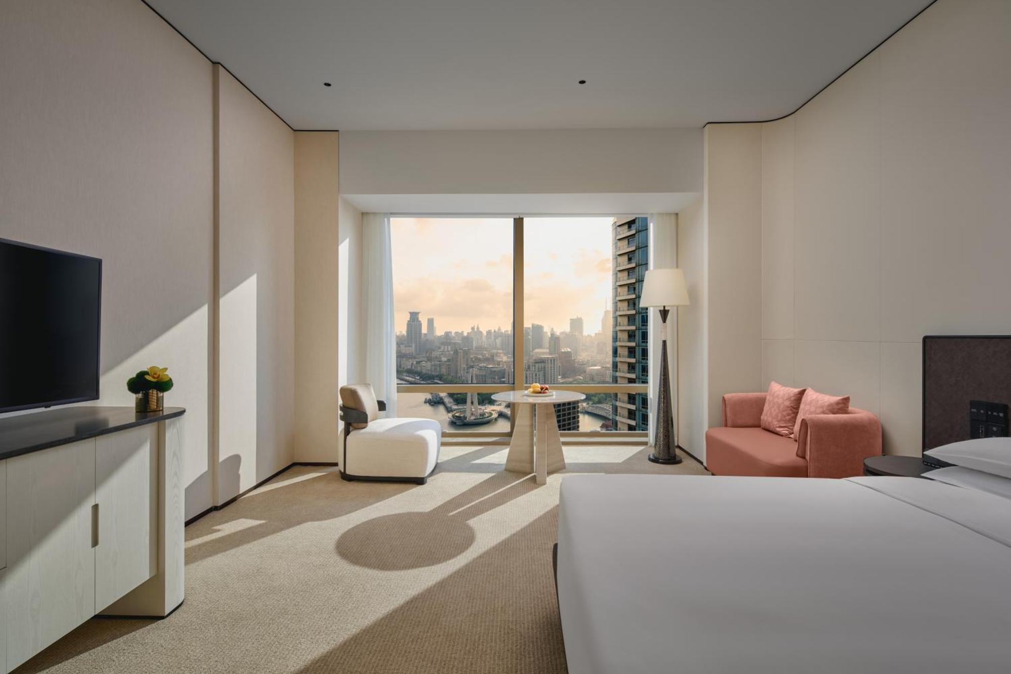 Zimmer mit Kingsize-Bett und Flussblick – Zugang zum Club