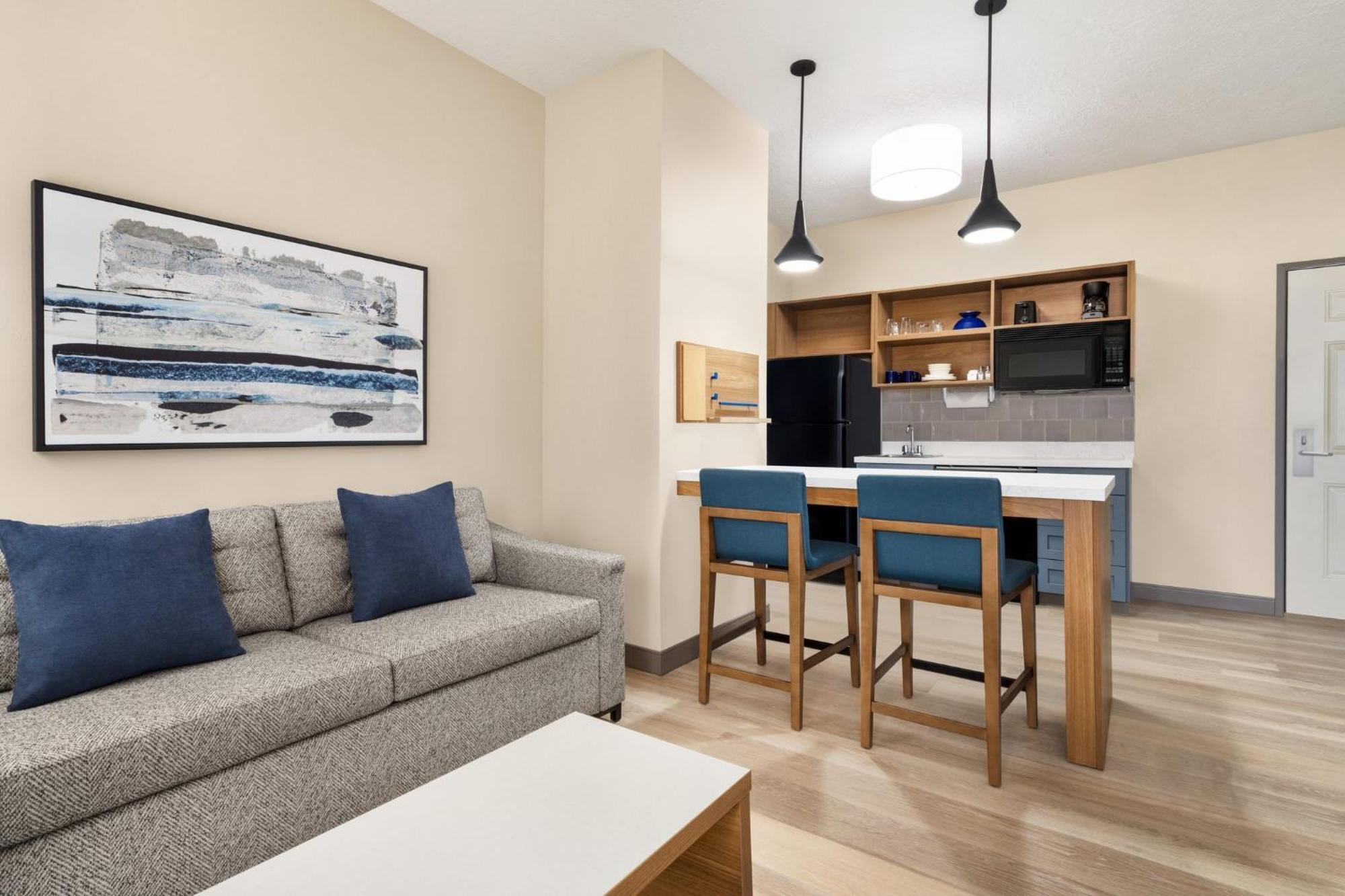 One-Bedroom Queen Suite