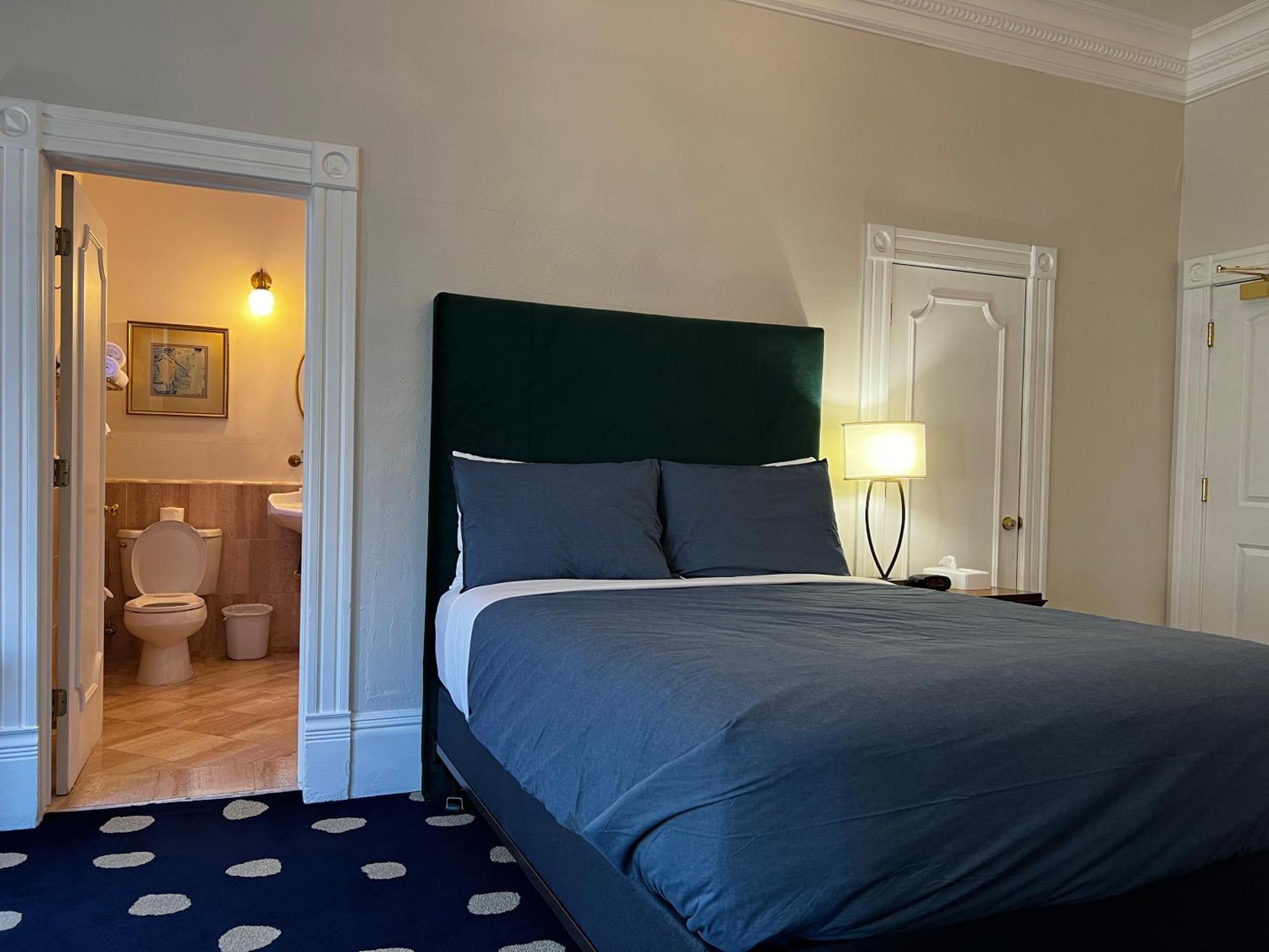 Deluxe Queen Room,1629996578:JPEG