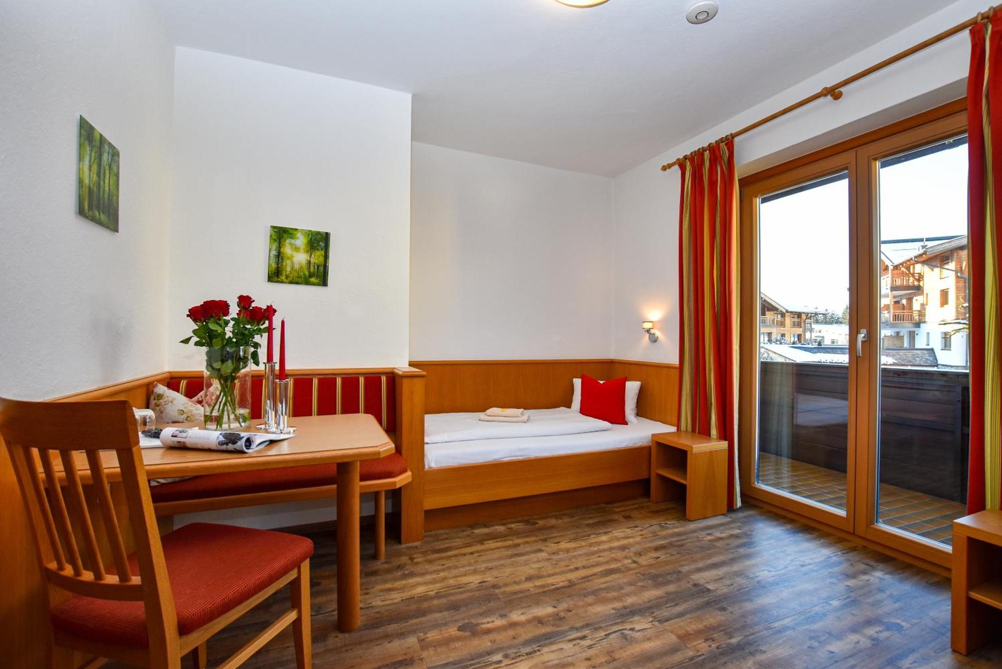 Zweibettzimmer mit Balkon