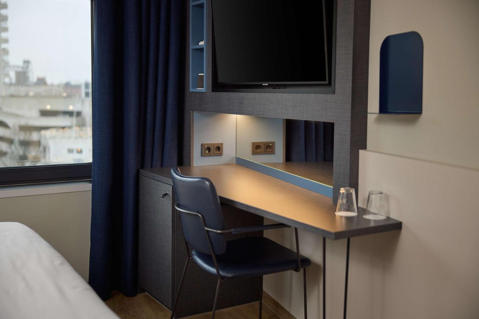 Familienzimmer mit Queensize-Bett und Verbindungstür