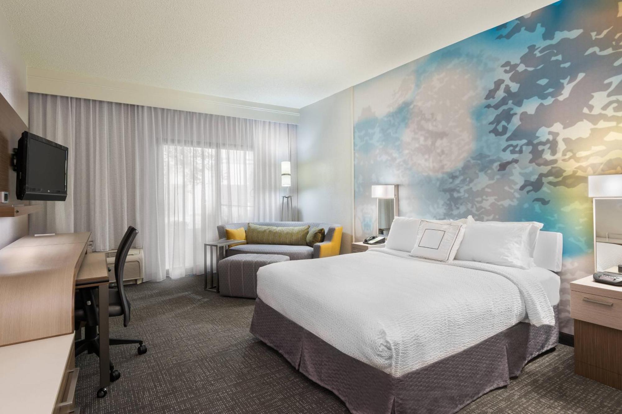 Queen Room with Bathtub - Mobility Access/Hearing Accessible