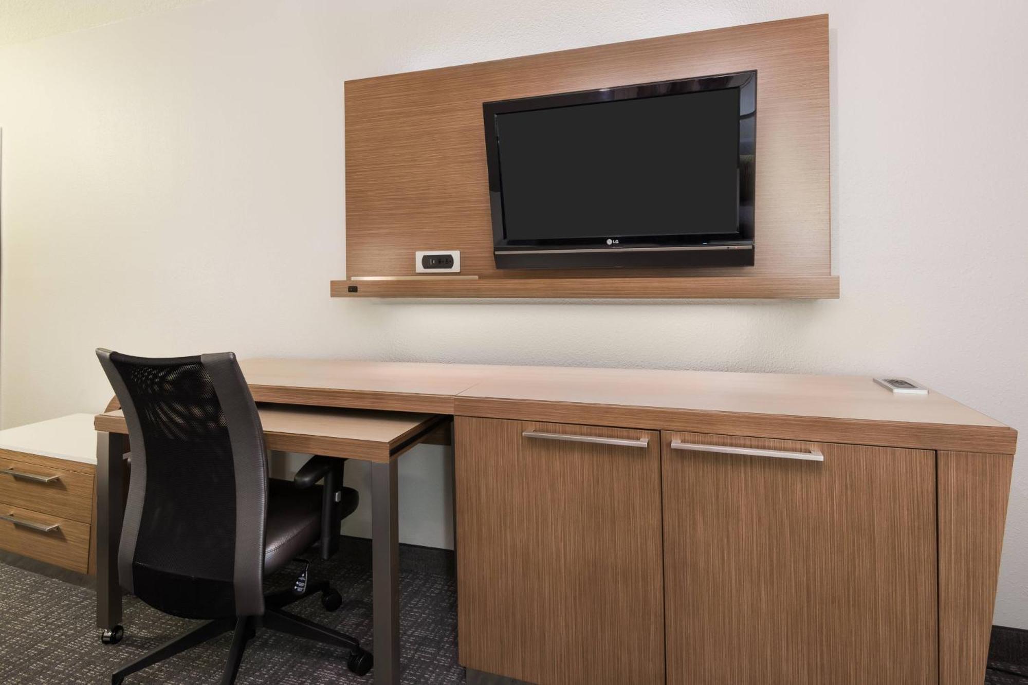 King Suite with Bathtub and Sofa Bed - Mobility Access
