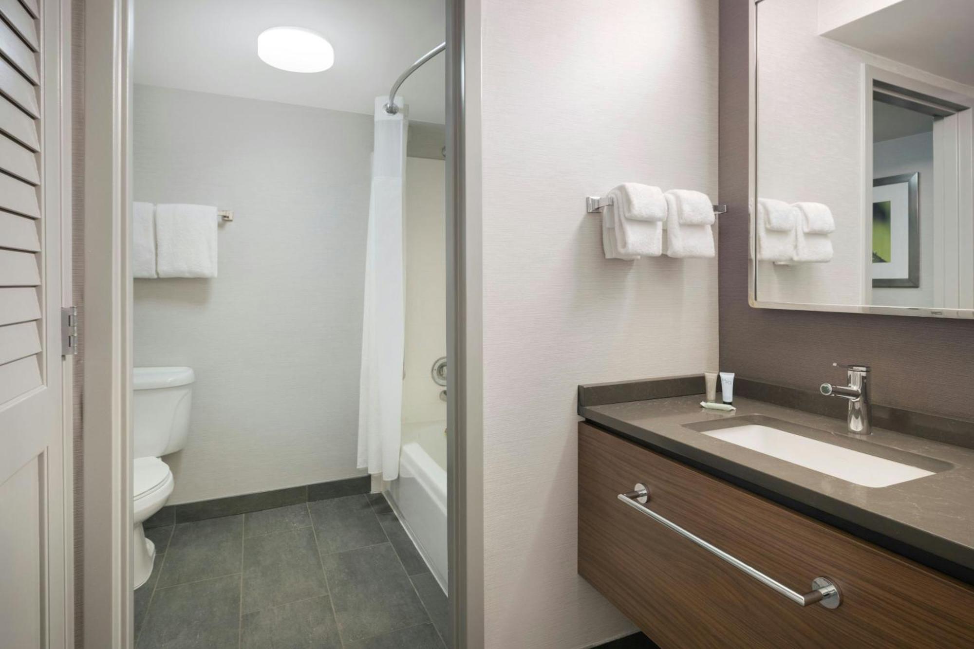 King Room with Bathtub - Mobility Access/Hearing Accessible