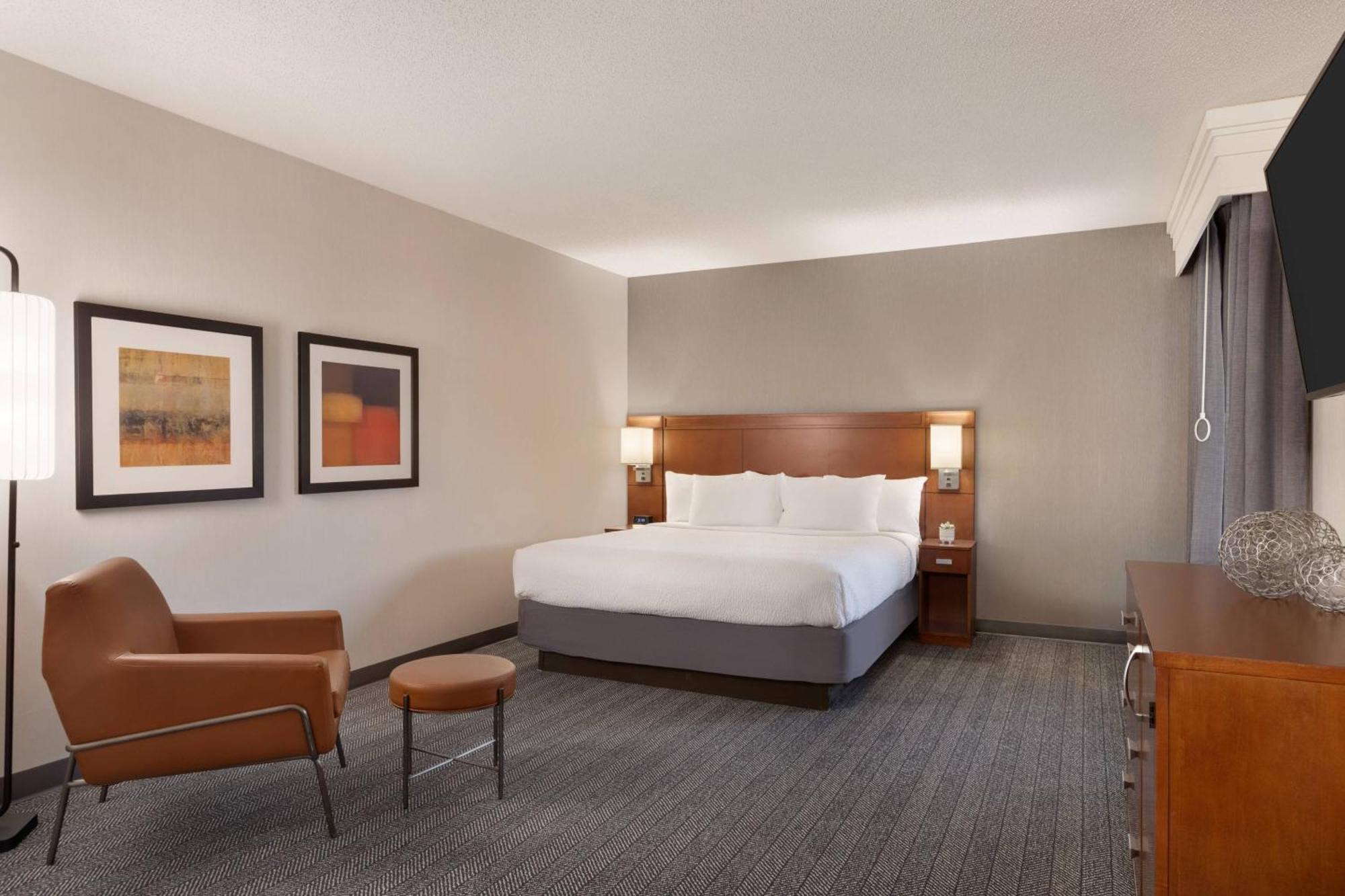 One-Bedroom King Suite with Balcony, Bathtub and Sofa Bed - Mobility Access/Hearing Accessible