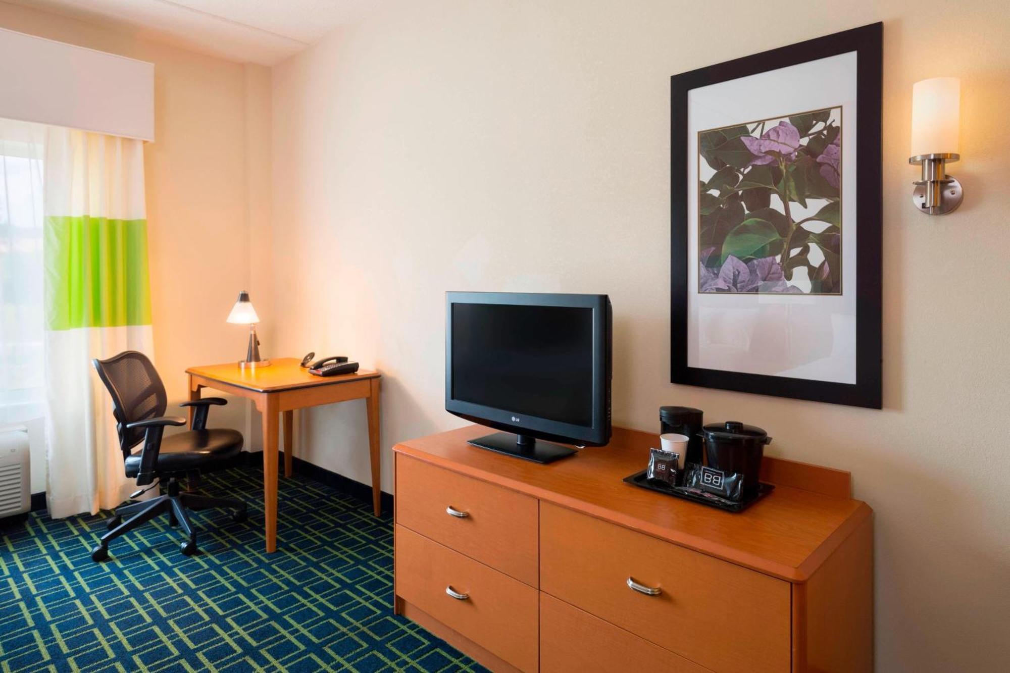 King Room with Roll-In Shower - Mobility Accessible