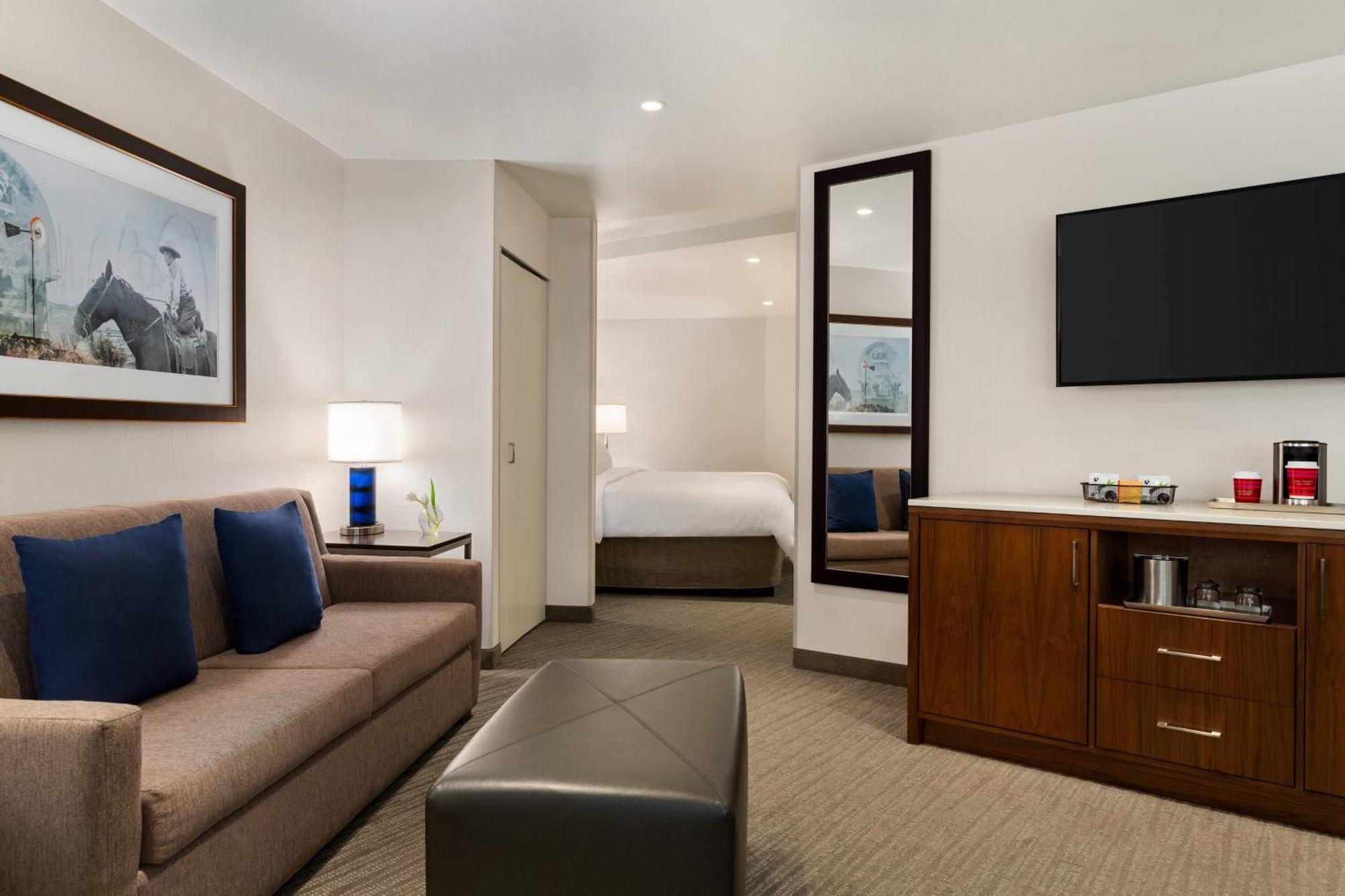 1 Bedroom Suite, 1 King, Sofa bed, Whirlpool