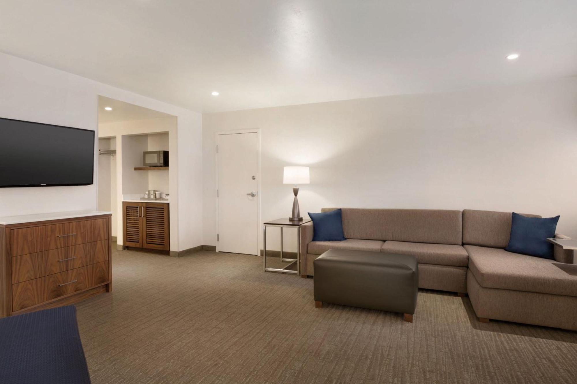 Larger Guest room, 1 King, Fireplace