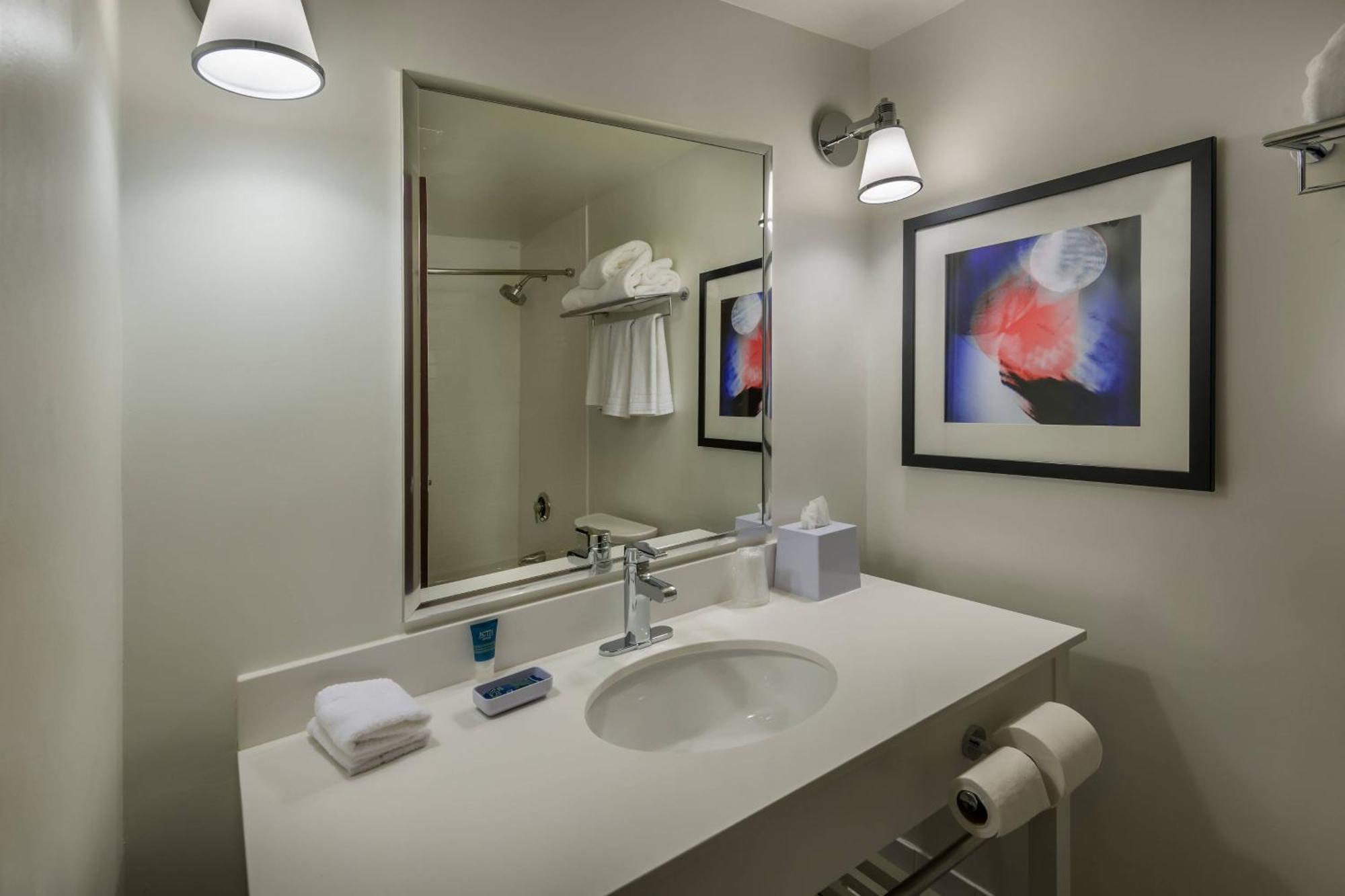 Guest room, King bed, Water view