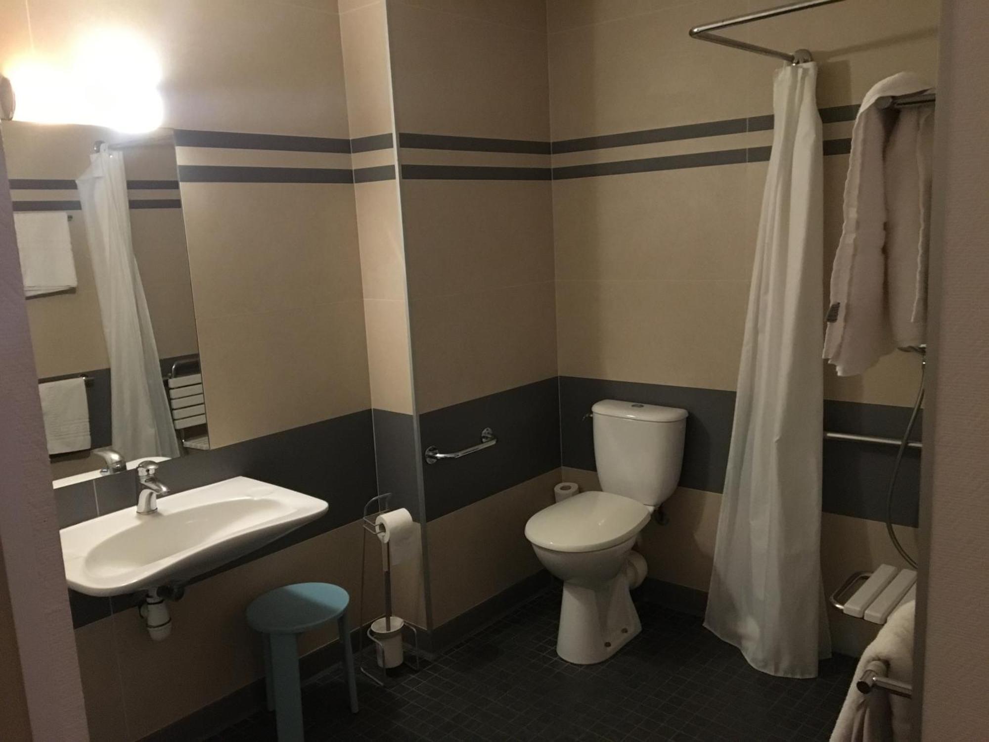 Chambre Lit Queen-size - Accessible aux Personnes à Mobilité Réduite