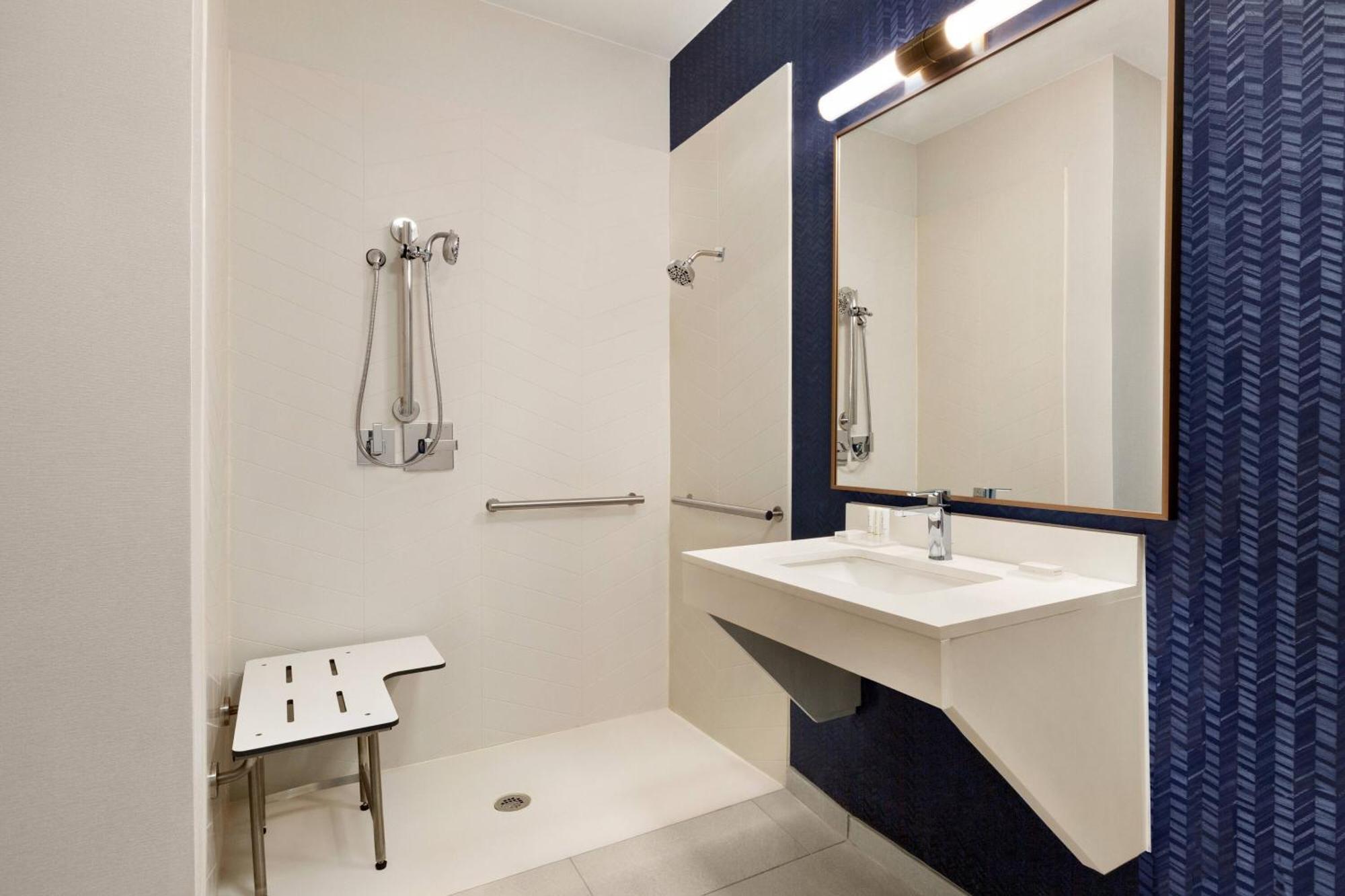 Queen Room with Roll-In Shower and Bathtub - Mobility Access/Hearing Accessible