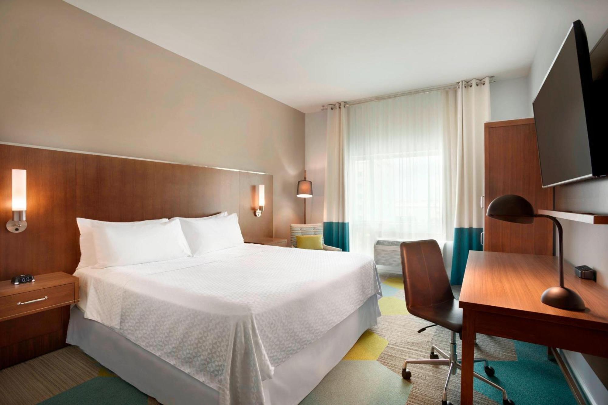 King Room with Adapted Tub - Mobility Accessible