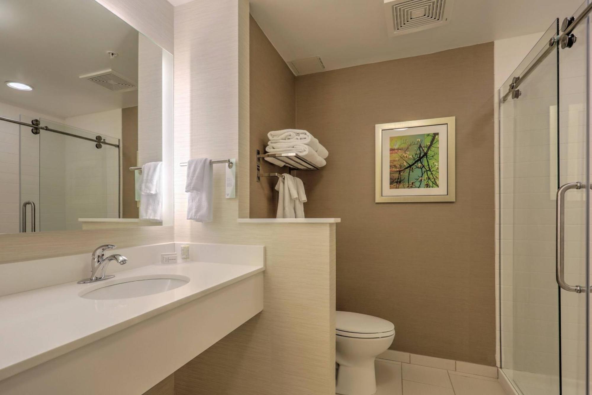 King Room with Bathtub - Mobility Access/Hearing Accessible