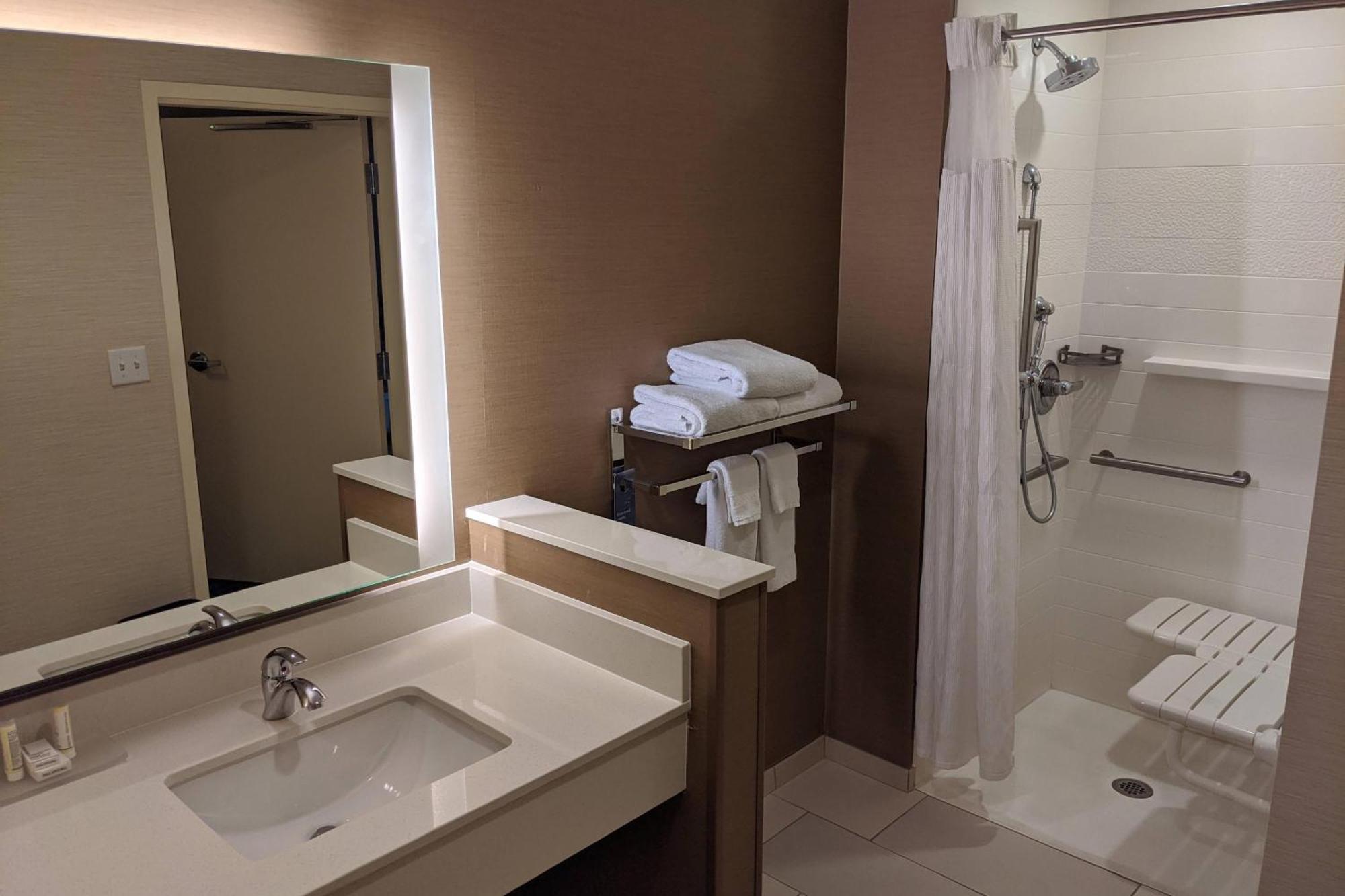 King Room with Roll-In Shower - Mobility Access/Hearing Accessible