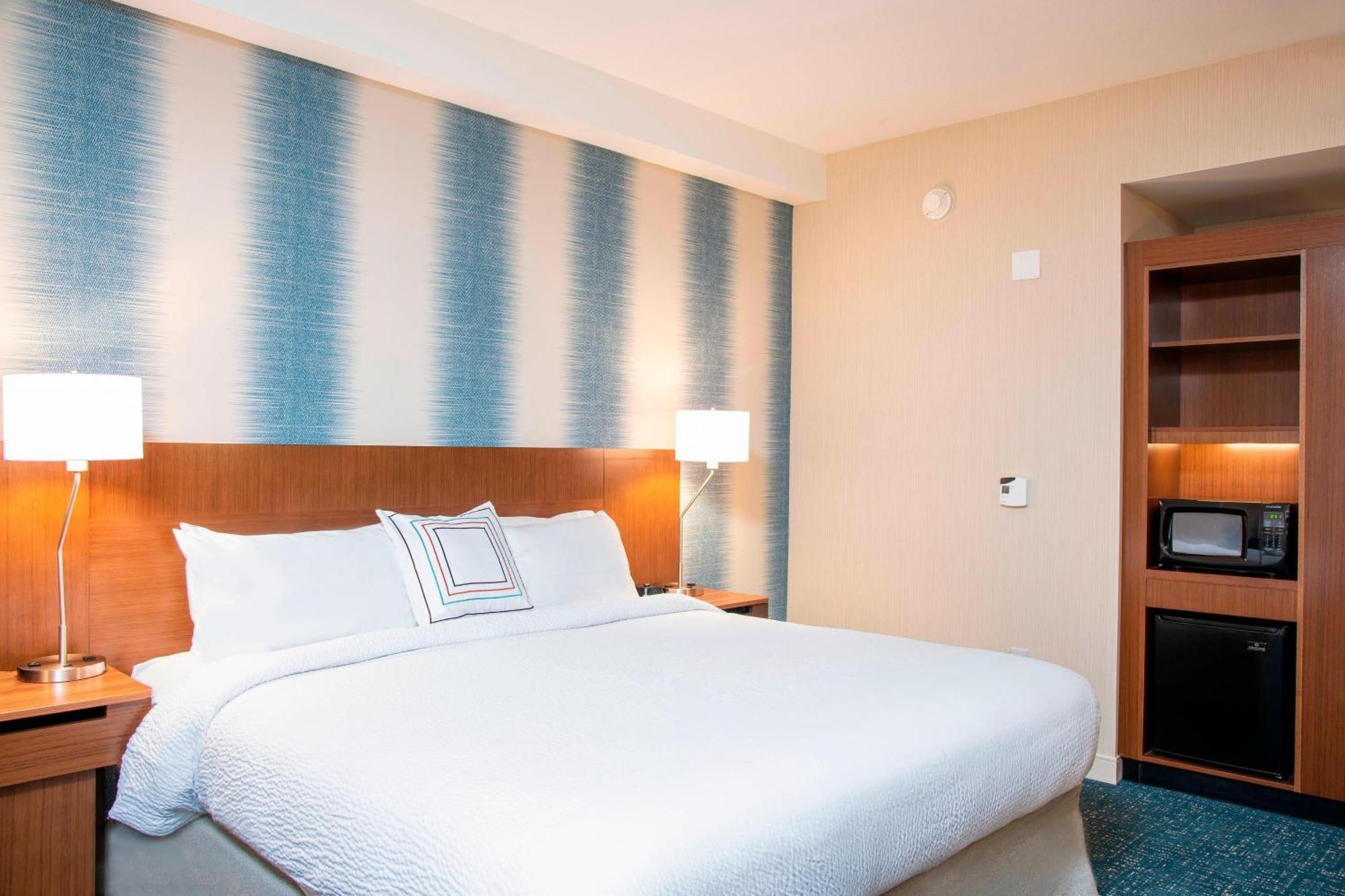 King Room with Roll-In Shower - Mobility Accessible