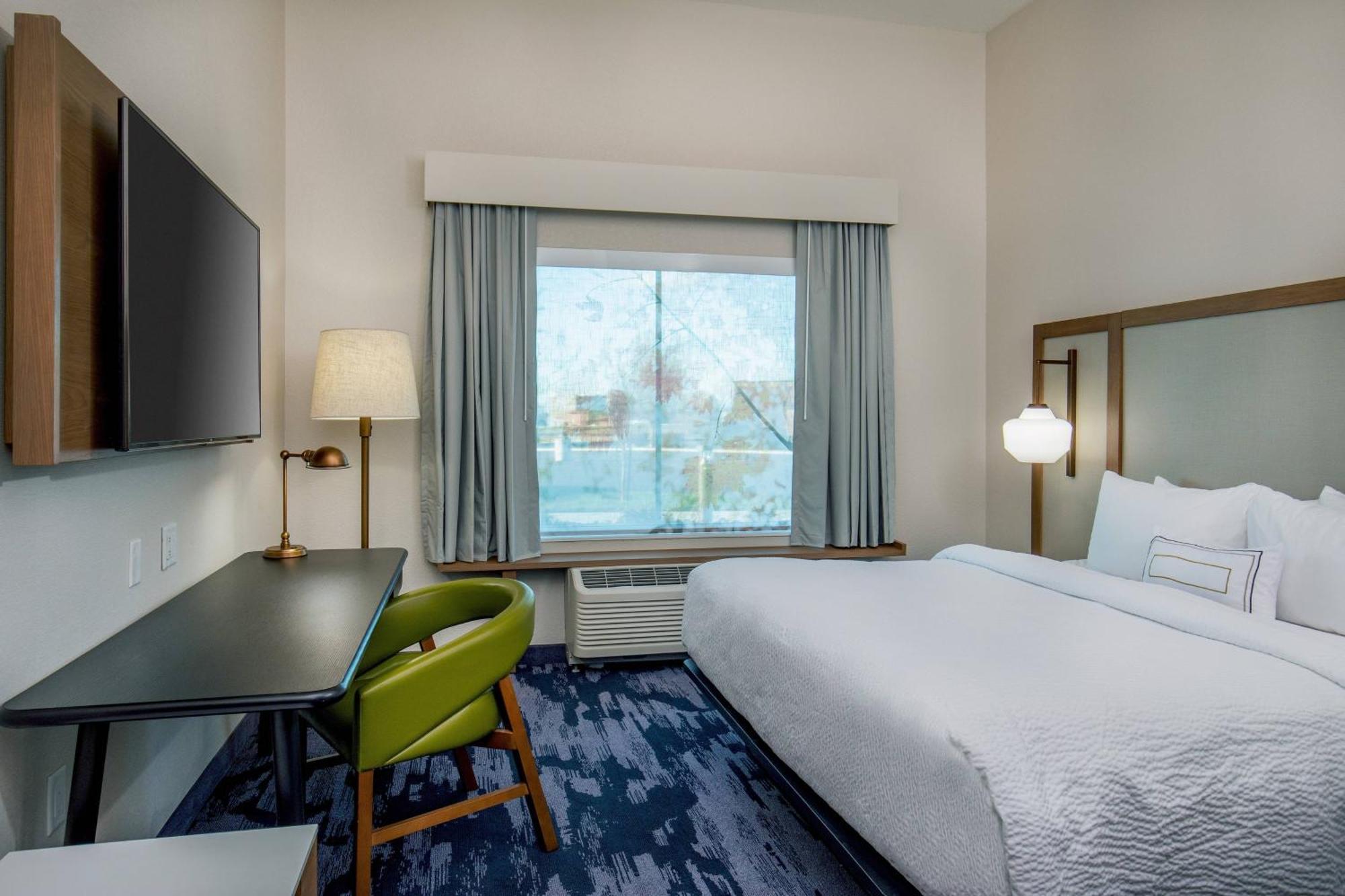King Room with Bathtub - Mobility Access