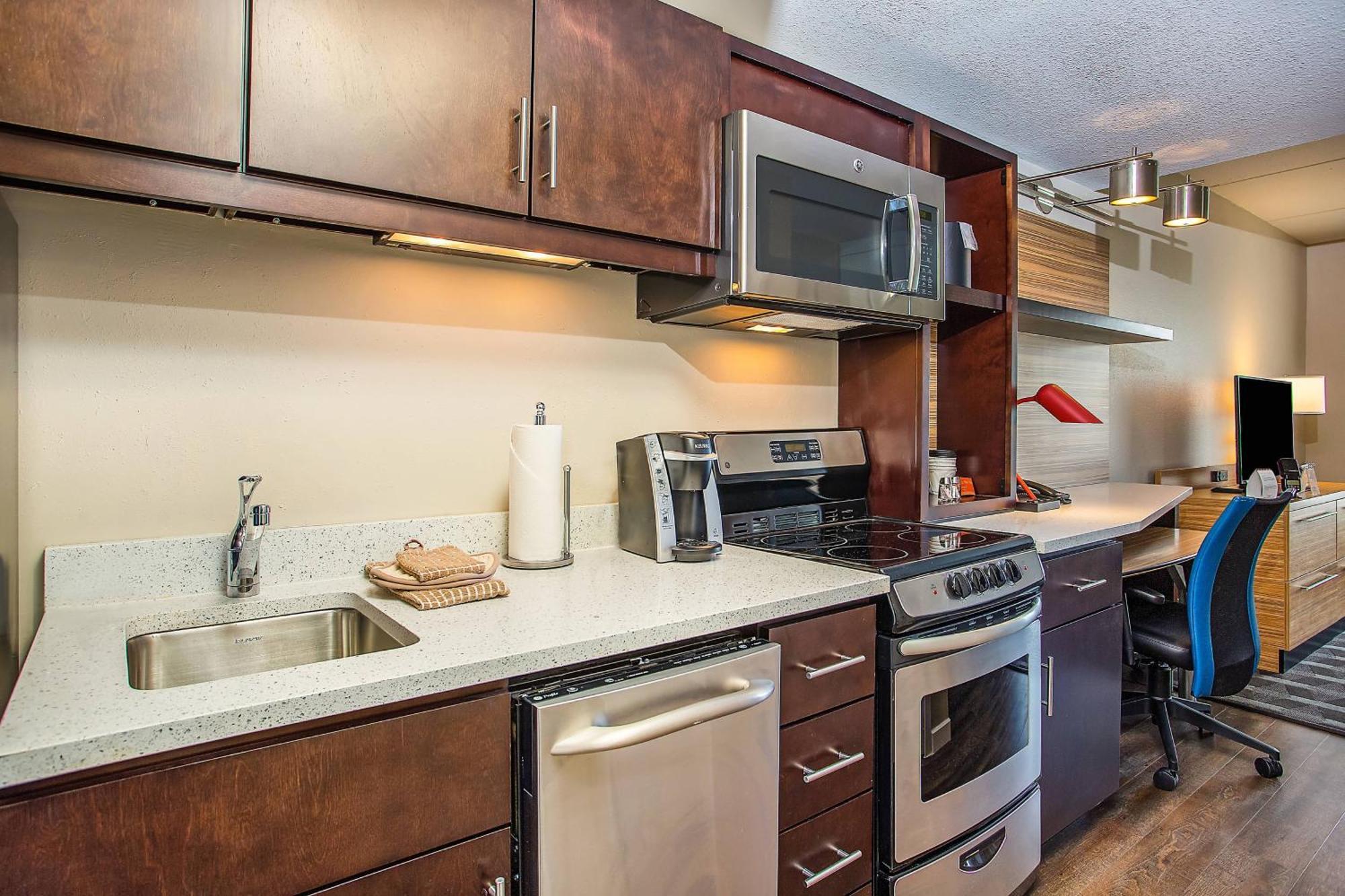 One-Bedroom Queen Suite