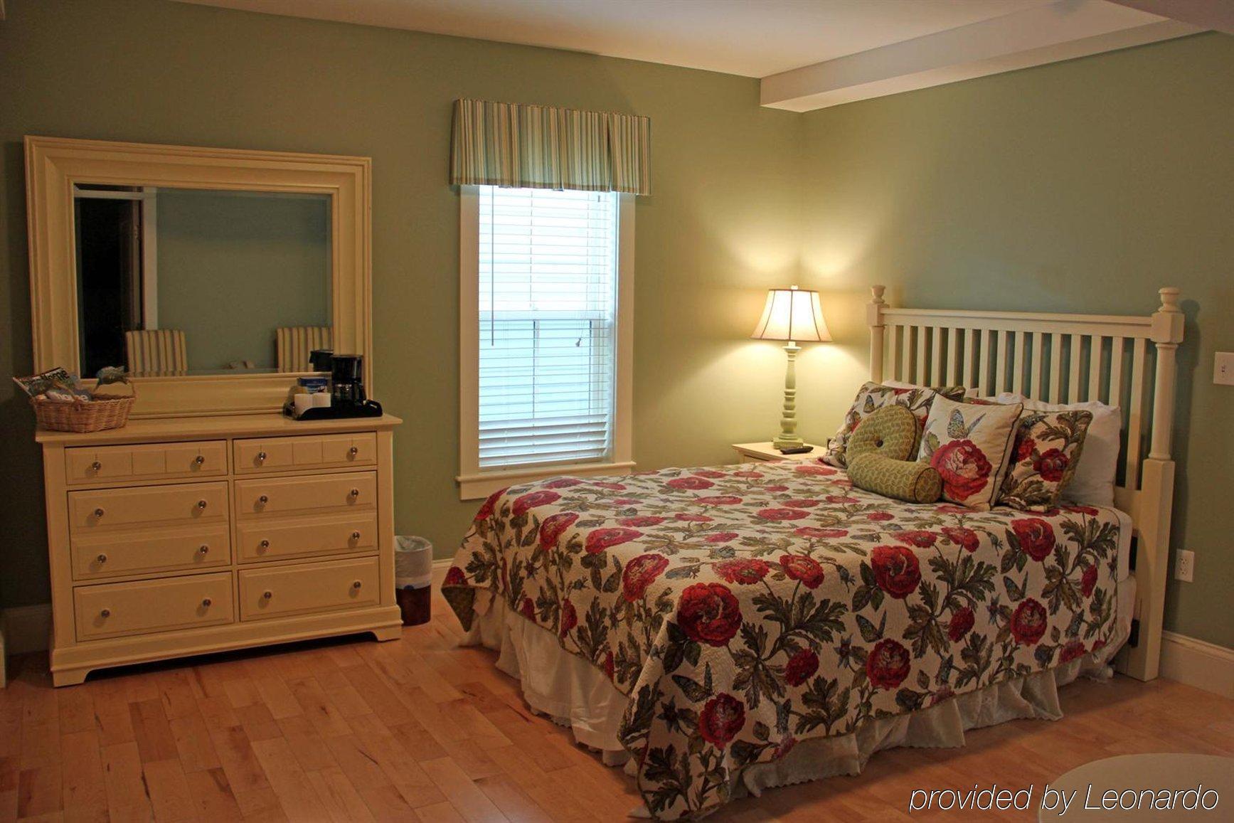 Queen Room with Spa Bath