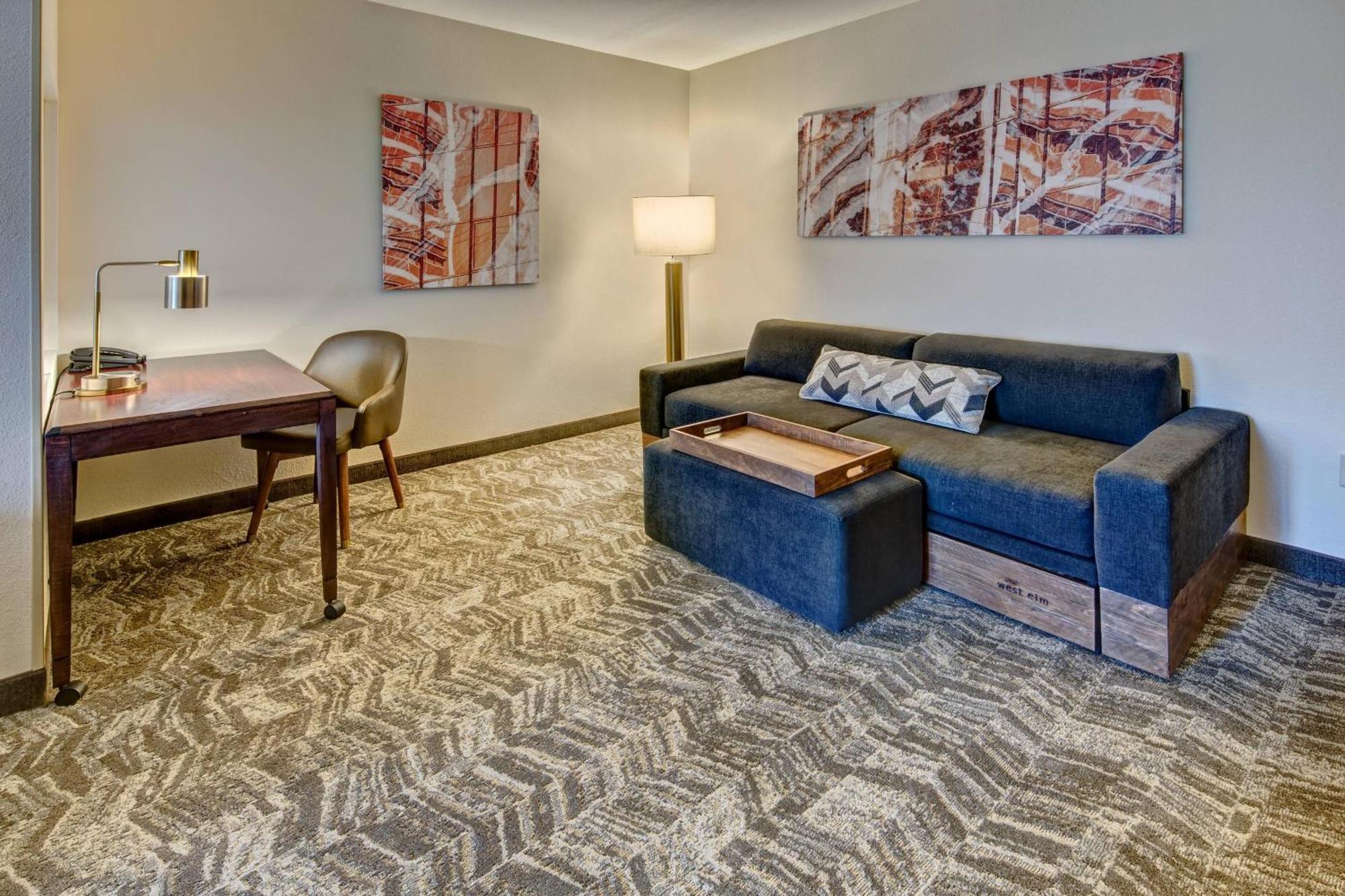 King Suite with Specialty Bathtub and Trundle Sofa
