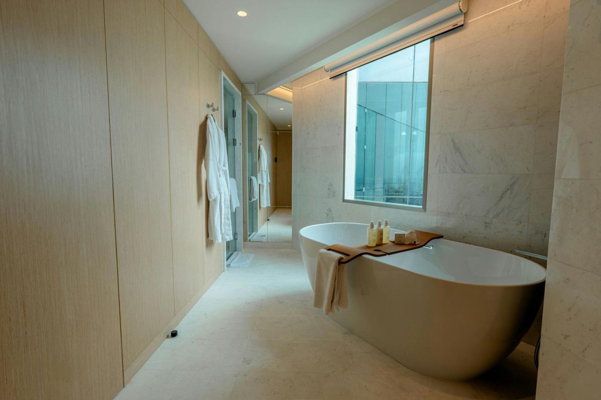 Master King Suite - Concierge Lounge Access