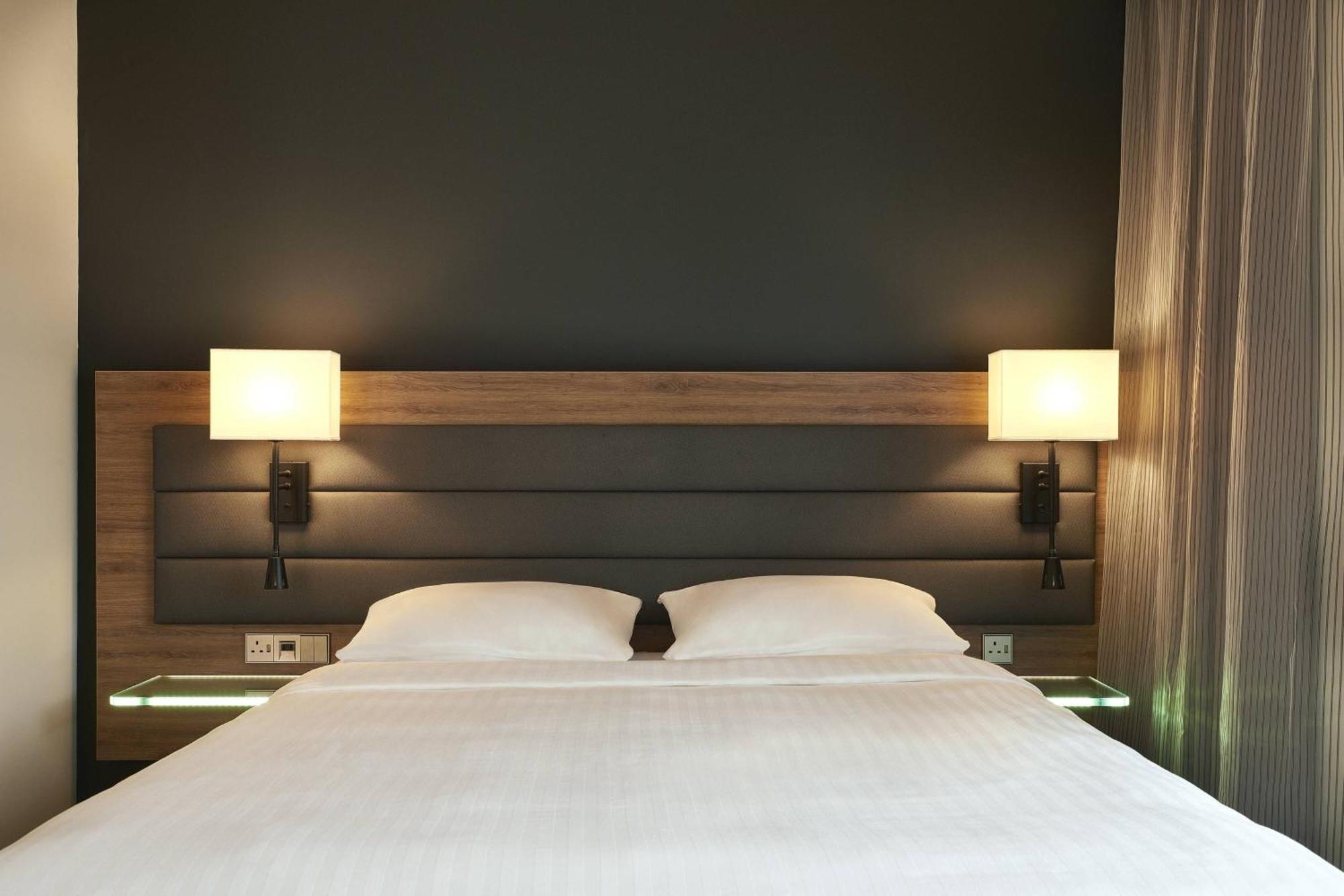 Moxy Zimmer mit Queensize-Bett