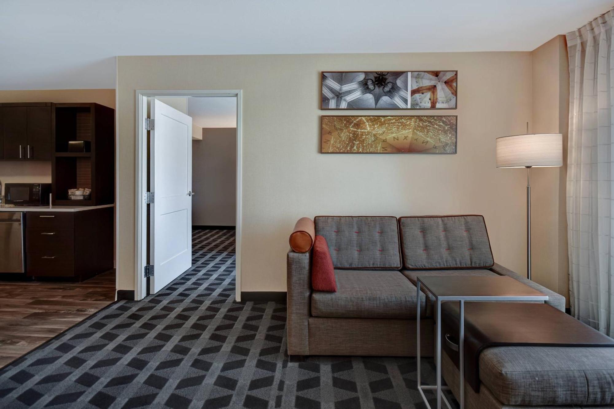 King Studio with Sofa Bed and Adapted Tub - Mobility and Hearing Accessible