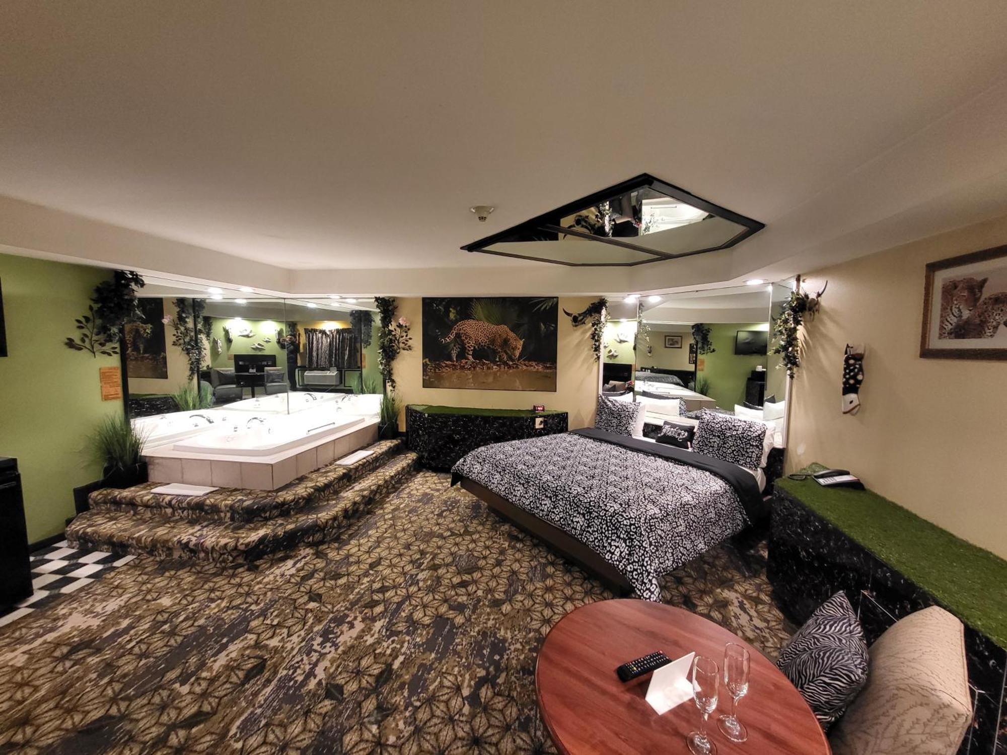 Suite with Hot Tub