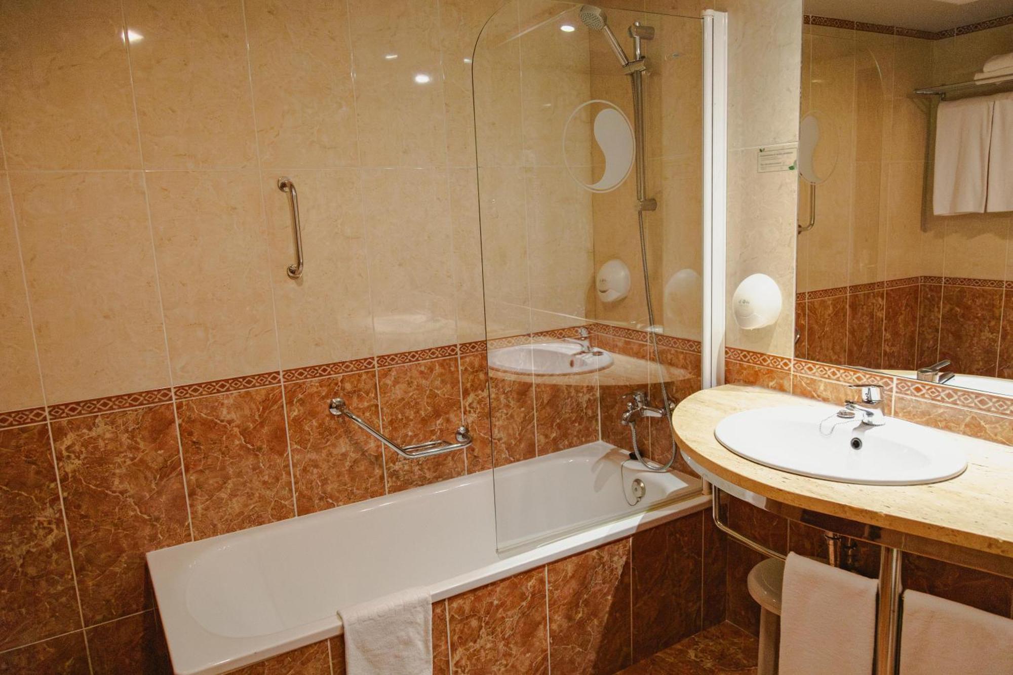 Habitación con 1 o 2 camas y vistas a la piscina (2 adultos)