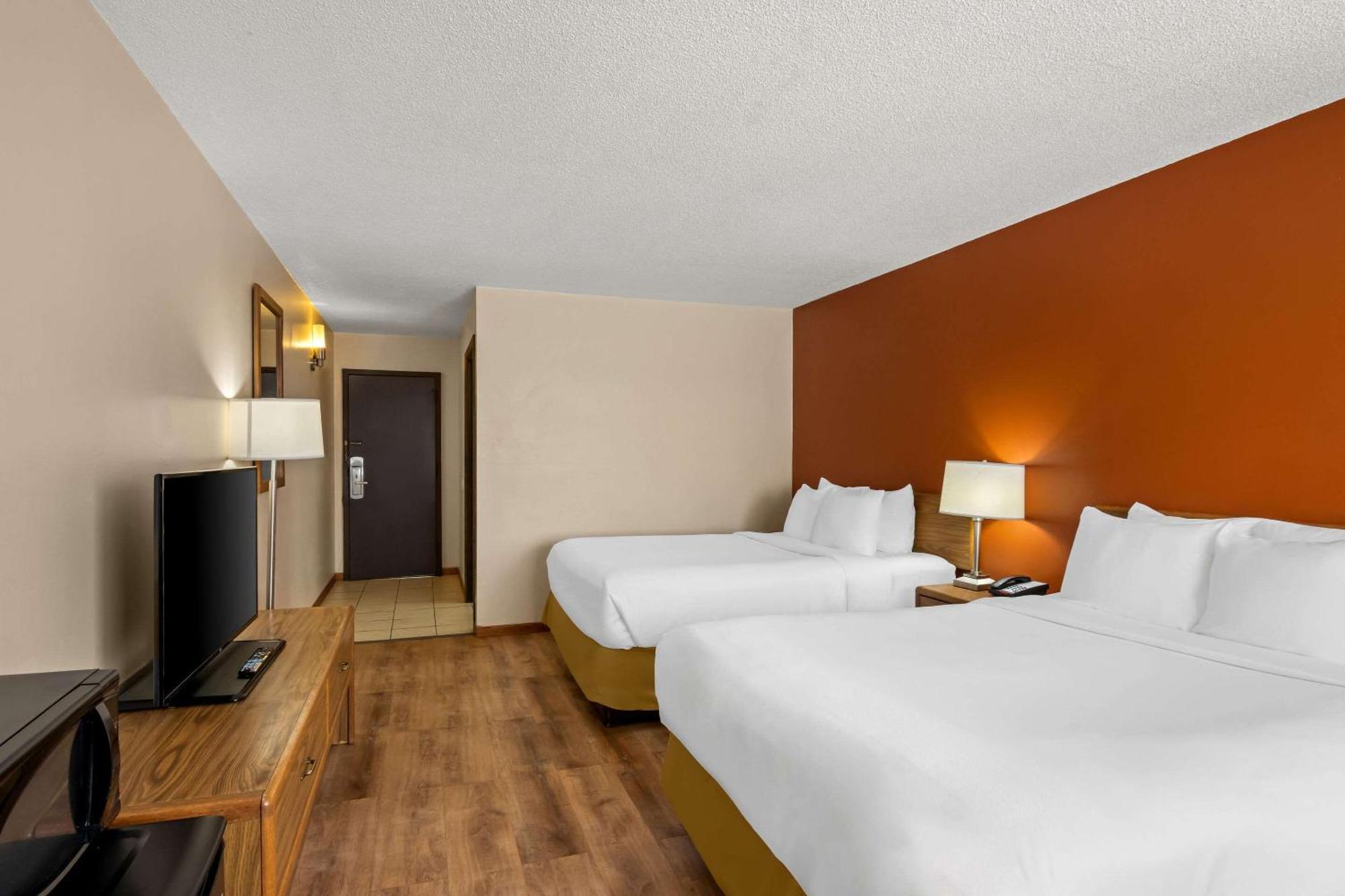 Two Queen Beds with Lake View/Disability Access - Non Smoking