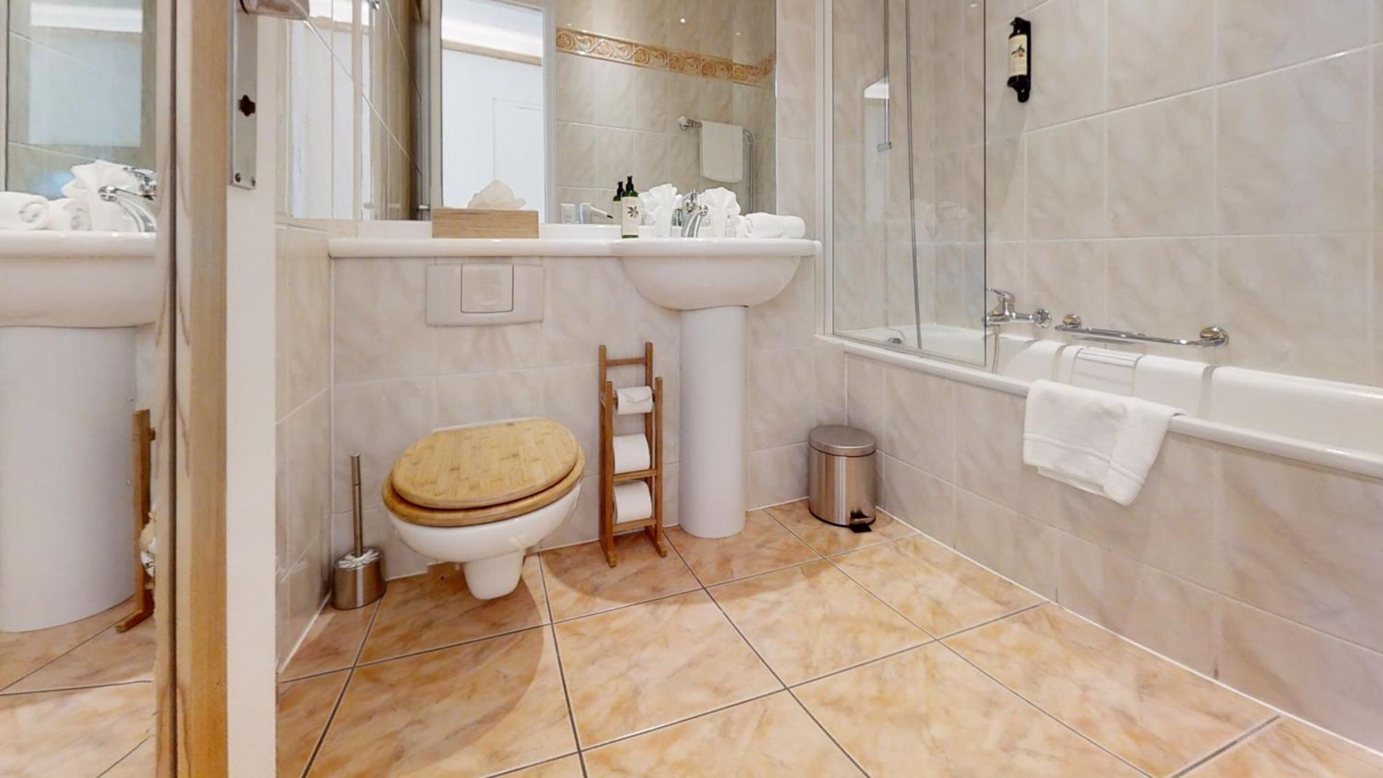 Chambre Double Standard avec vue partielle sur le lac