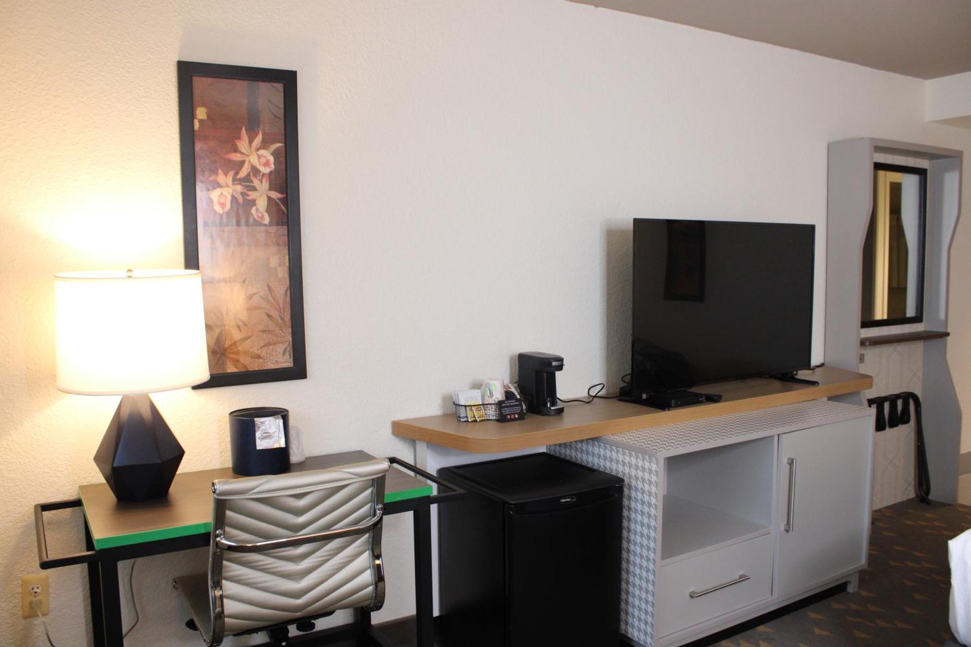 King Room with Mobility/Hearing Access and Roll-In Shower, Non-Smoking