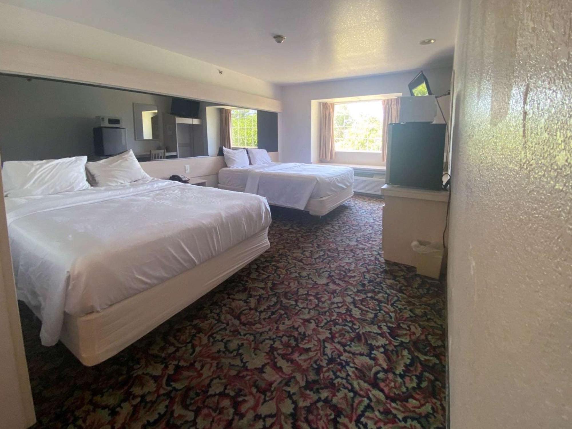 Queen Room with Two Queen Beds - Disability Access - Roll In Shower