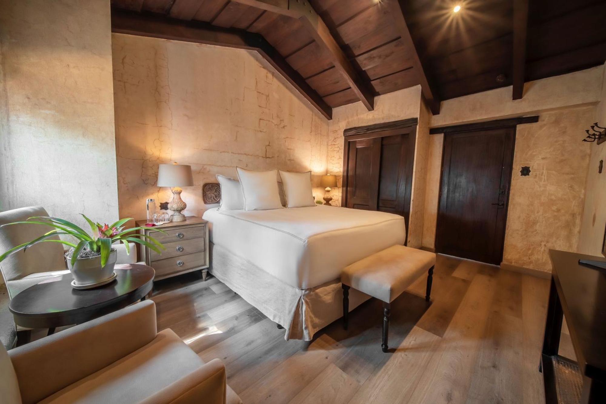 Habitación con cama extragrande y balcón