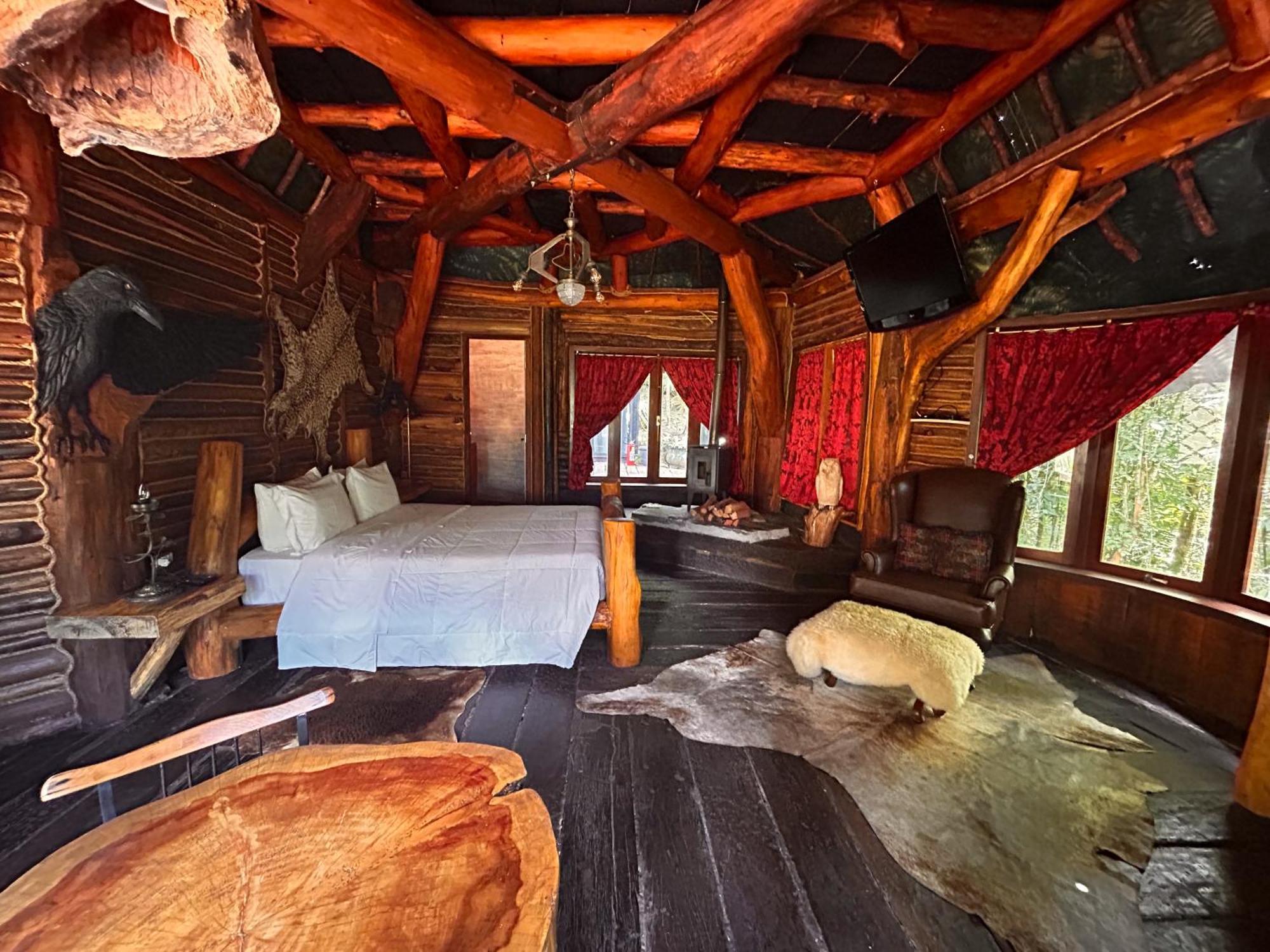 Quarto com Cama King-size e Vista do Jardim
