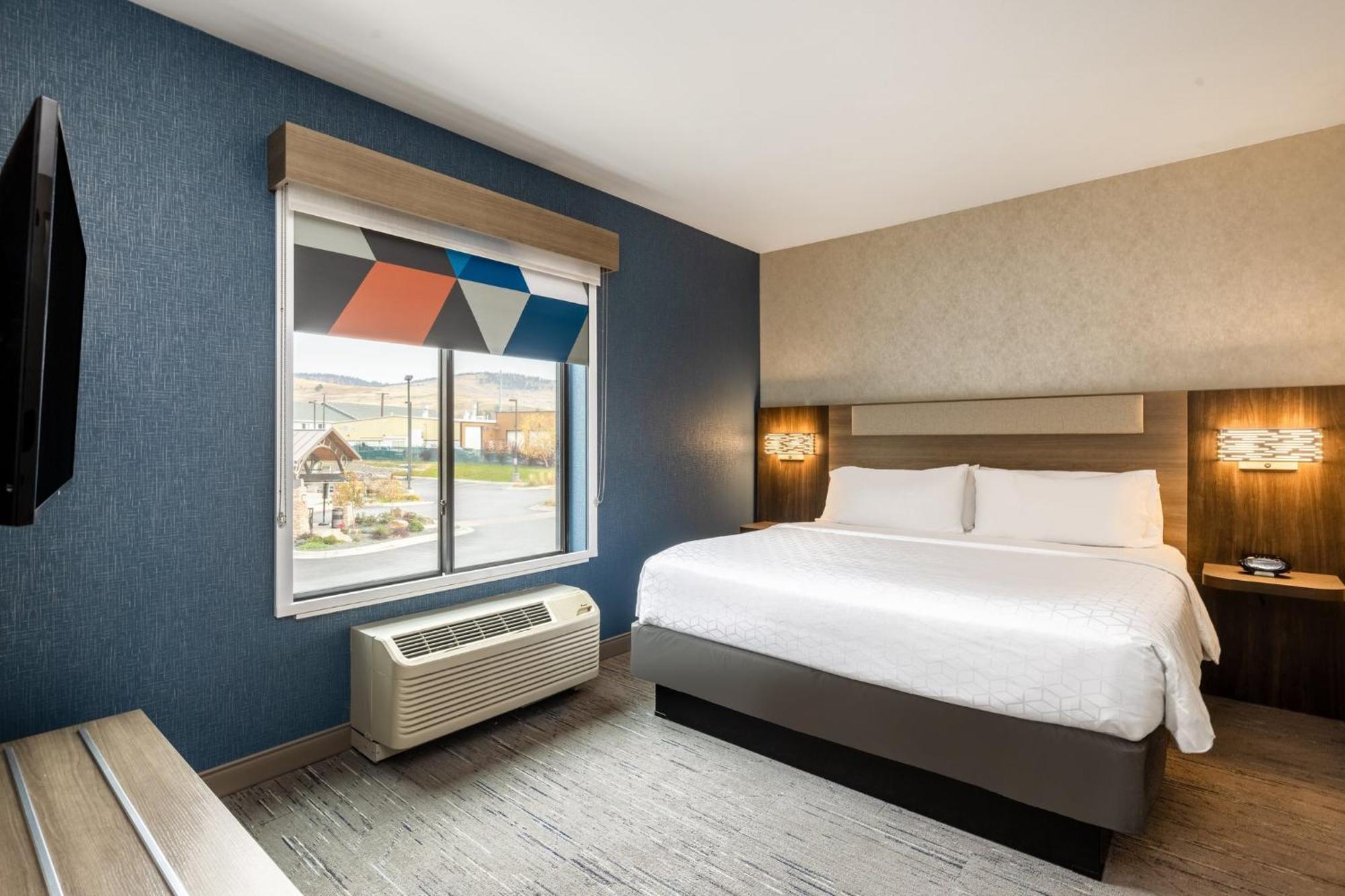 Two-Bedroom Suite with One King and Two Queen Beds