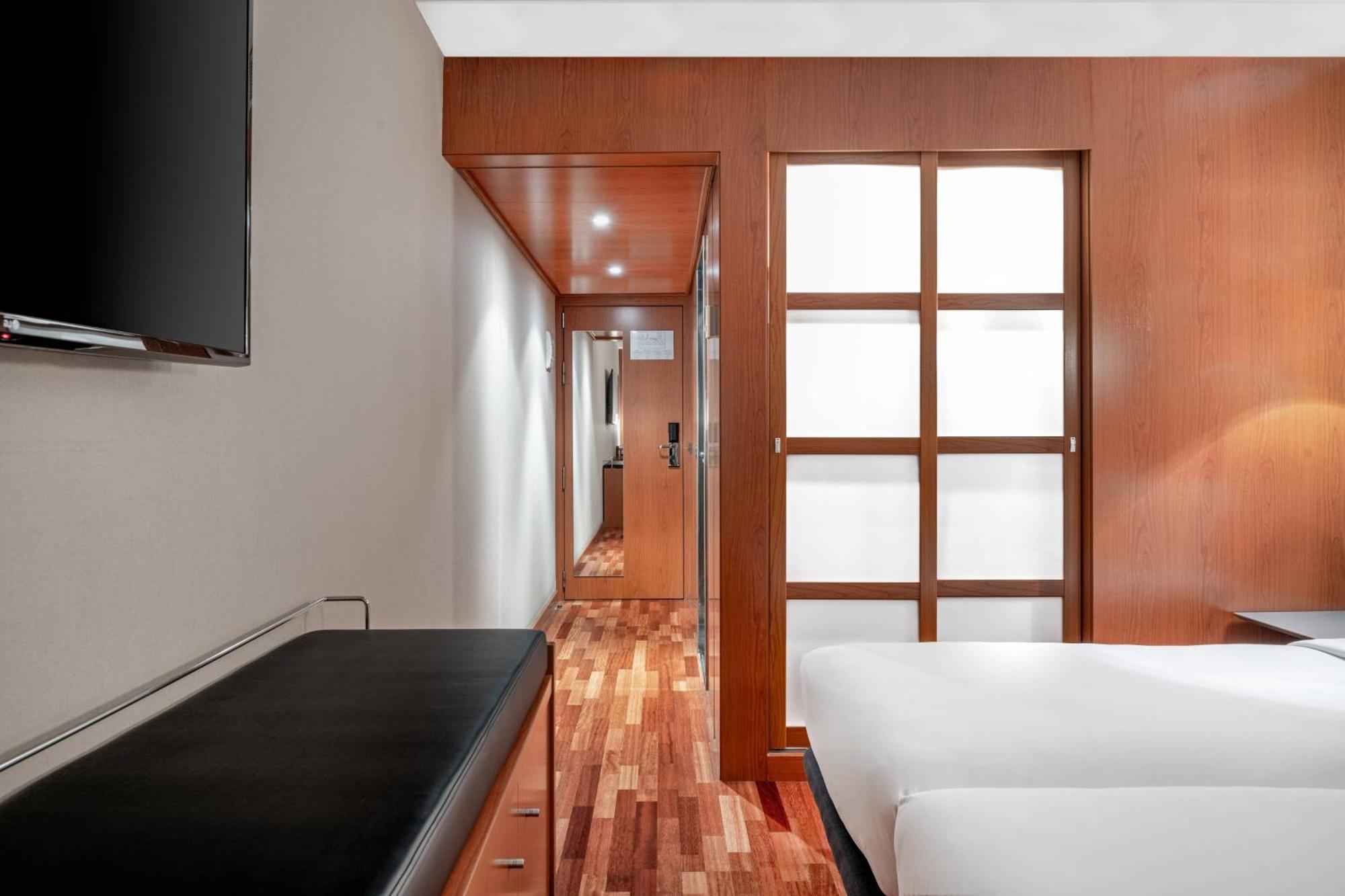 Habitación Triple Estándar con 2 camas individuales y sofá cama