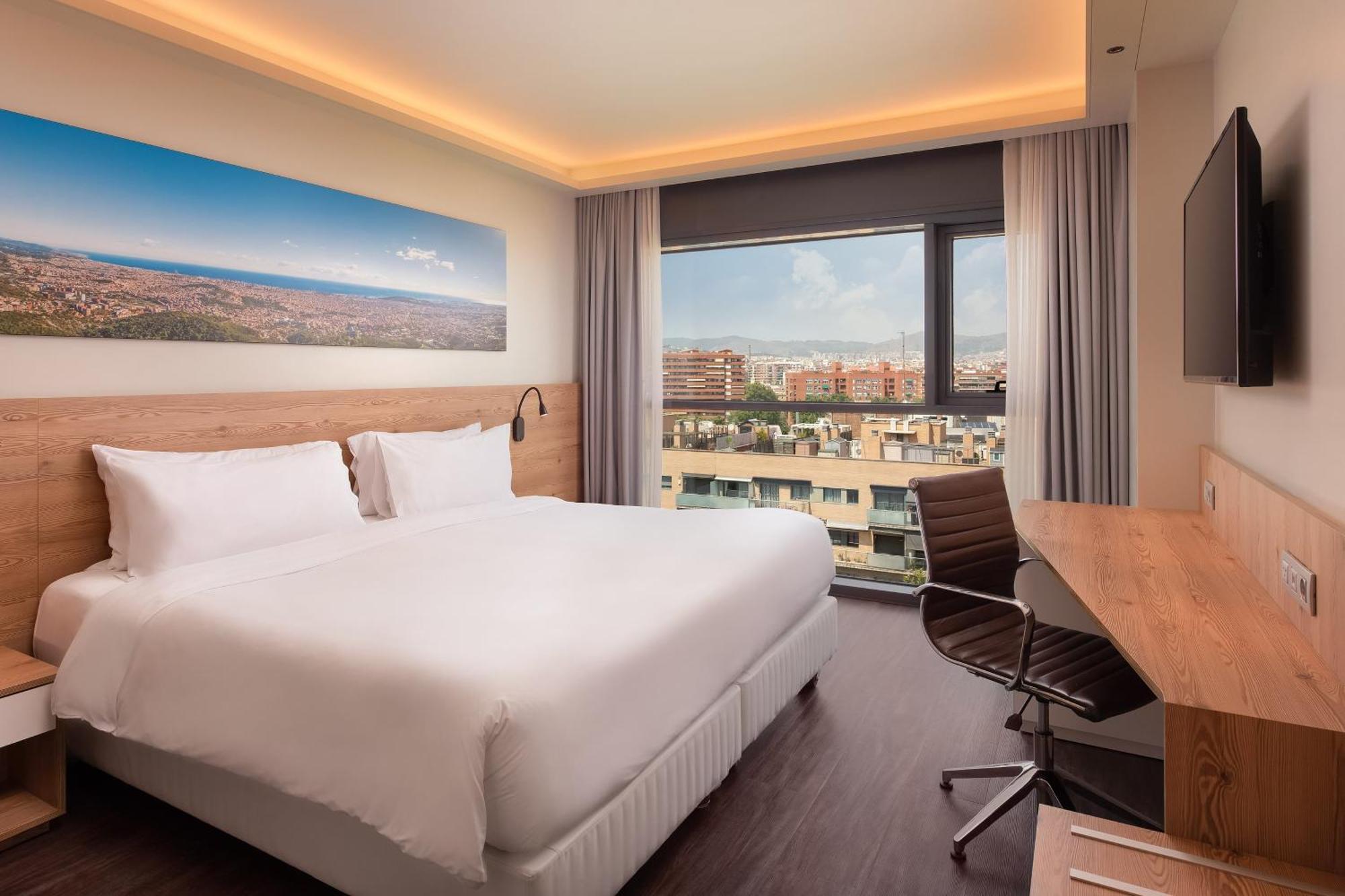 Premium Zimmer mit Kingsize-Bett und Blick auf die Stadt