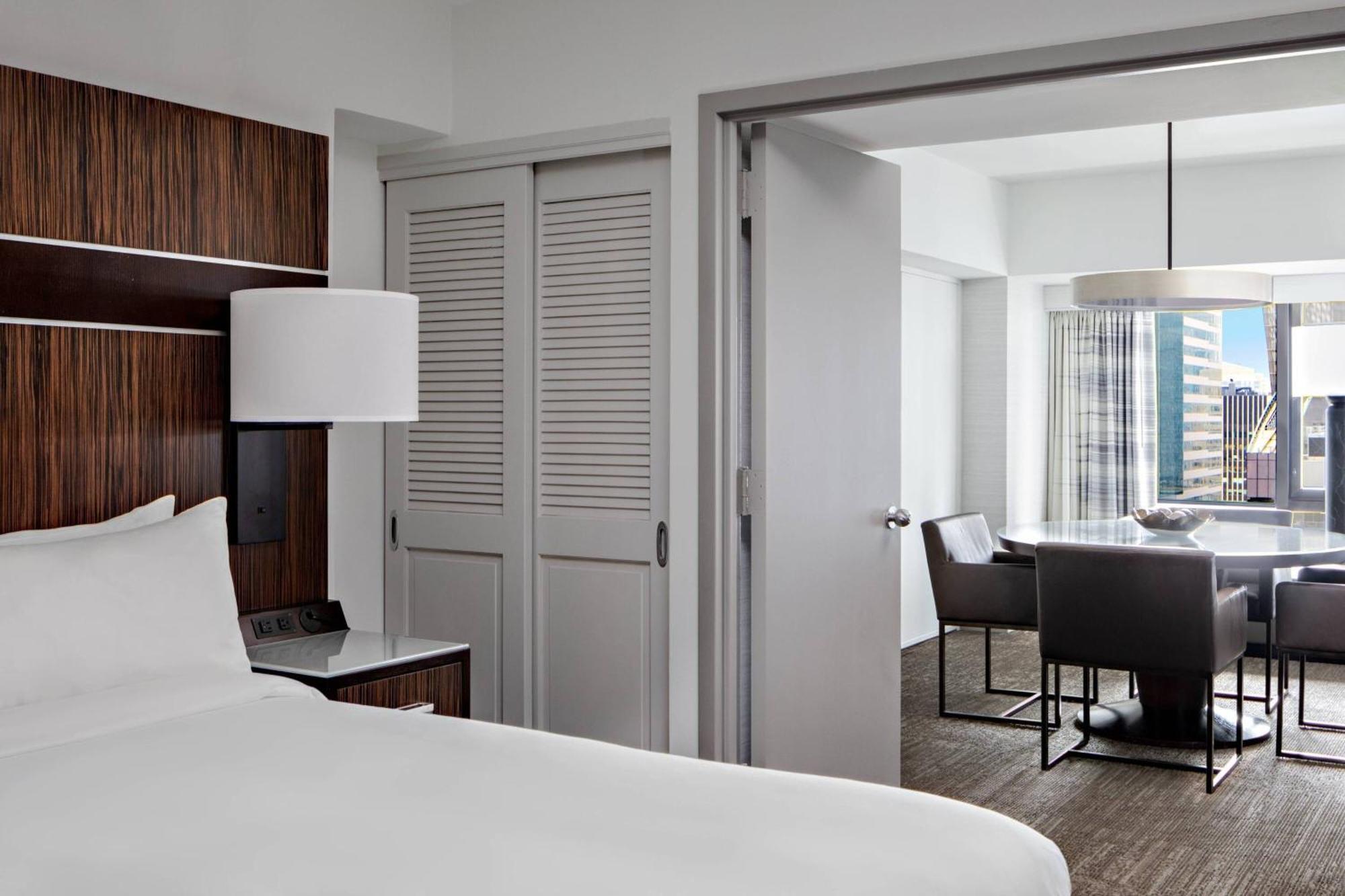 Executive King Suite with Sofa Bed - Club Lounge Access