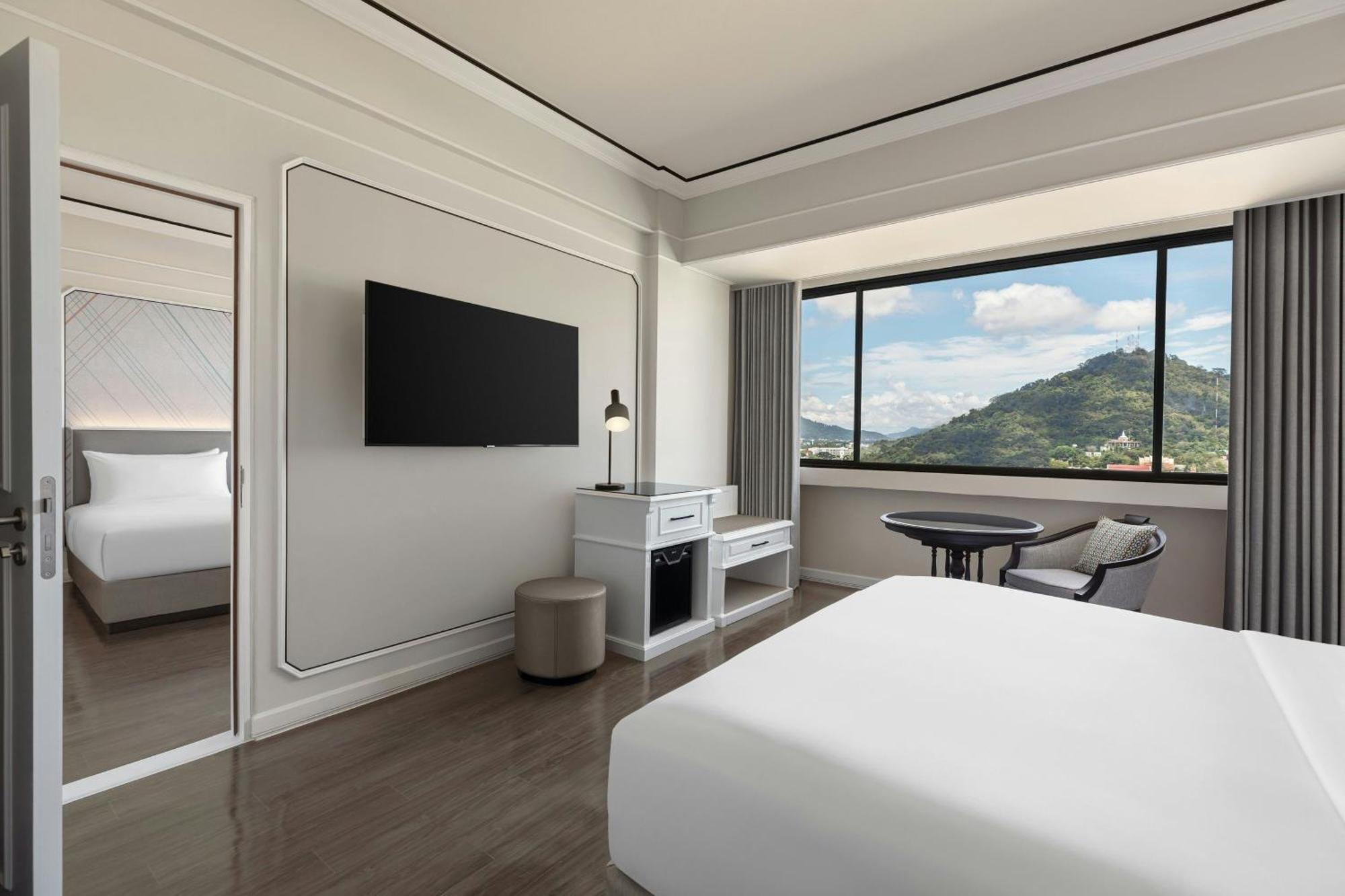 Deluxe Zimmer mit Kingsize-Bett und Stadtblick
